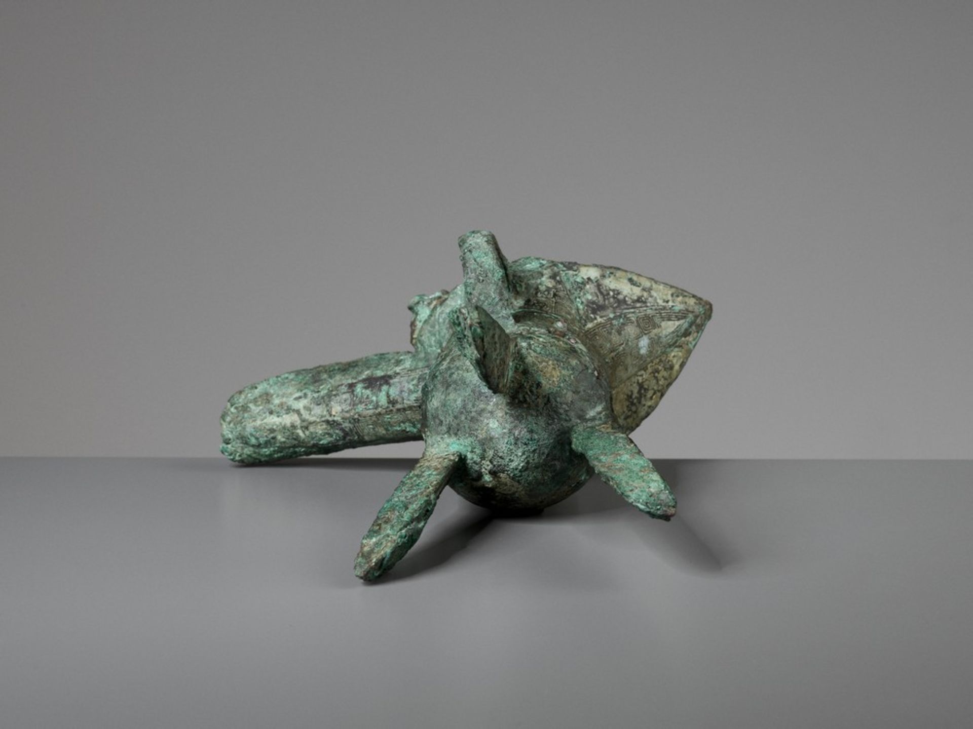 AN ARCHAIC BRONZE RITUAL WINE VESSEL, JUE, SHANG DYNASTY - Image 11 of 15