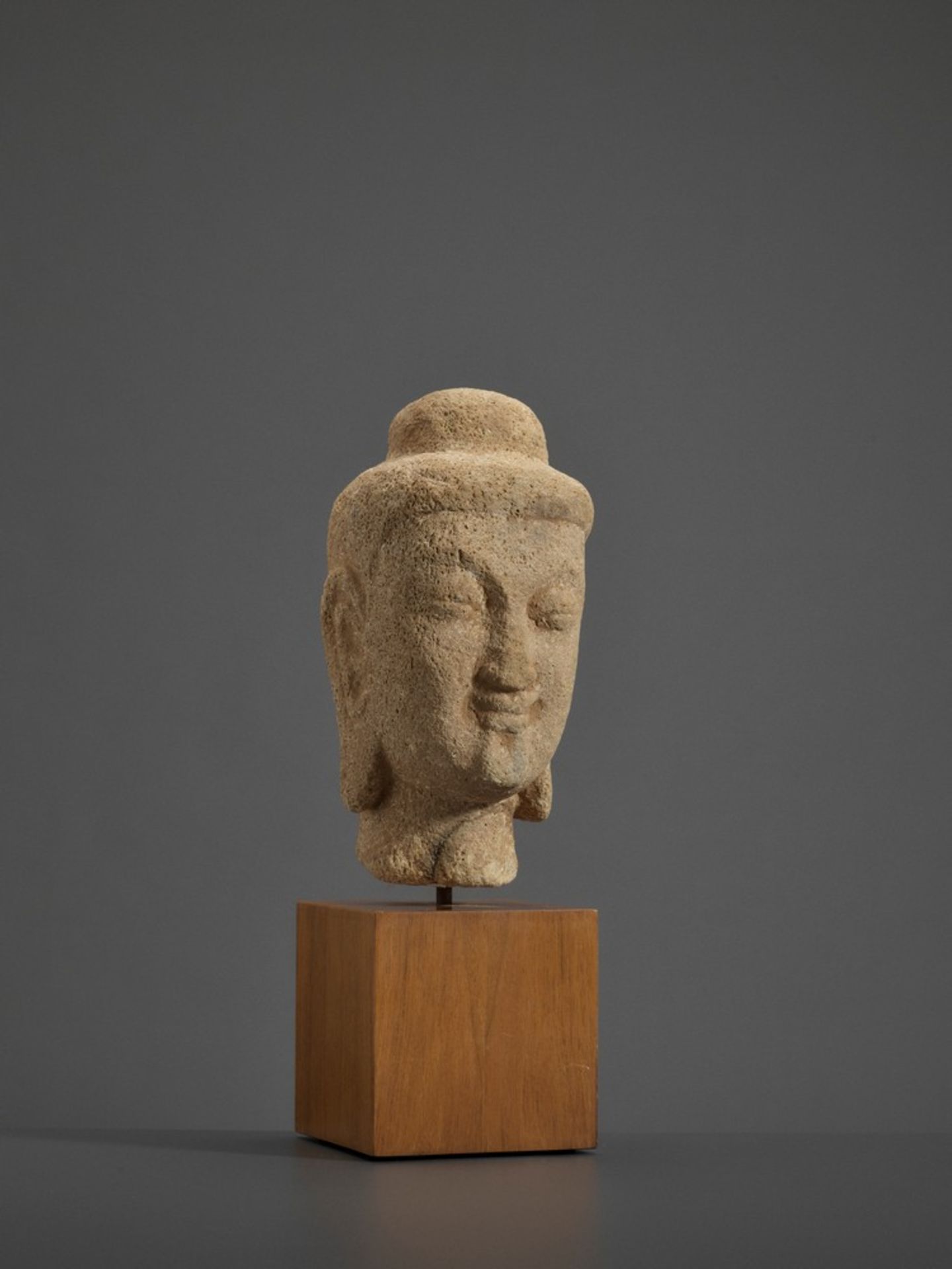 A RARE SANDSTONE HEAD OF BUDDHA, NORTHERN WEI DYNASTY, 5TH-6TH CENTURY - Bild 9 aus 15