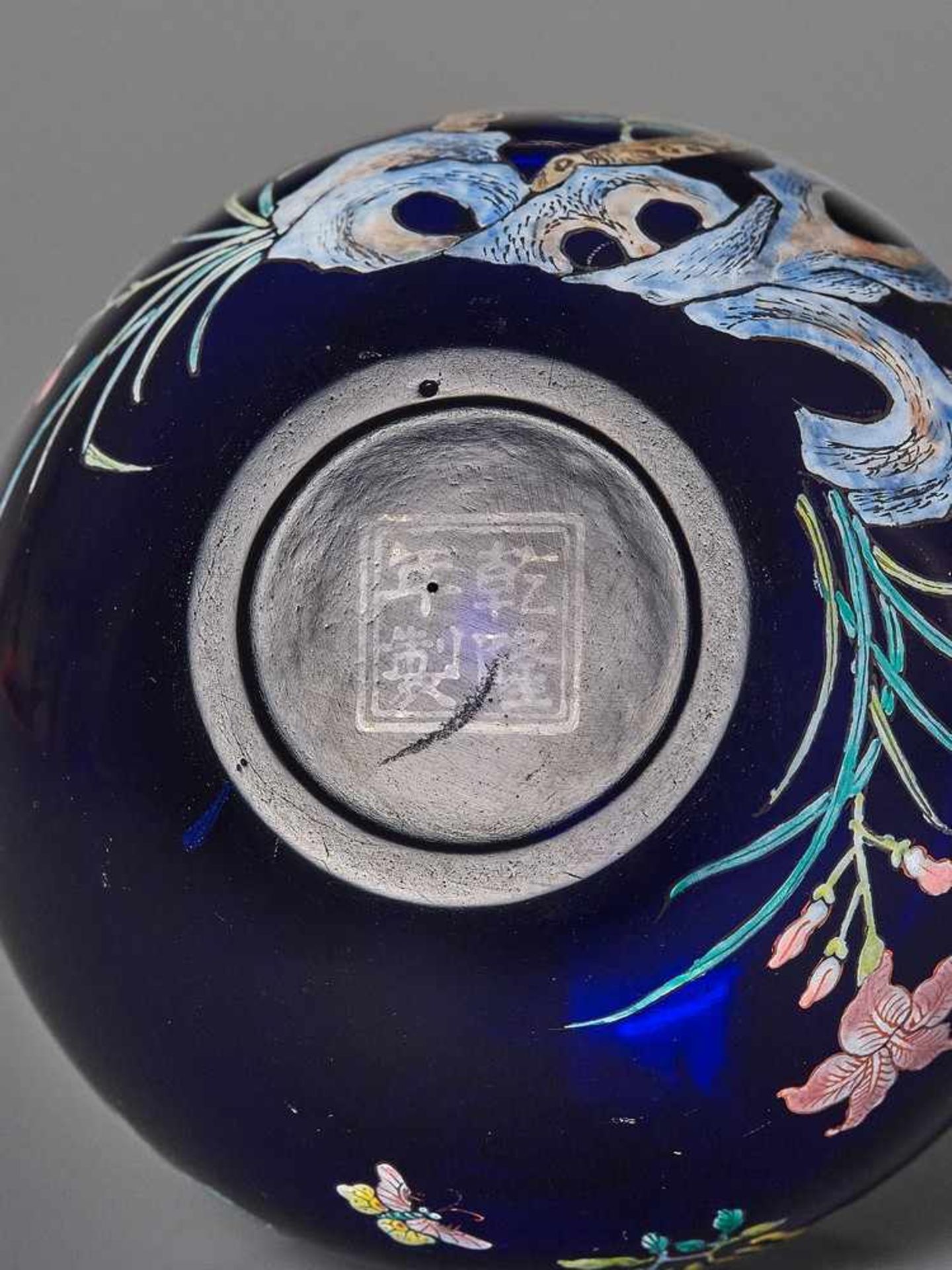 AN ENAMELED ‘FINGER CITRON’ BLUE GLASS WATER POT, PINGGUOZUN, QIANLONG <br - Image 2 of 8