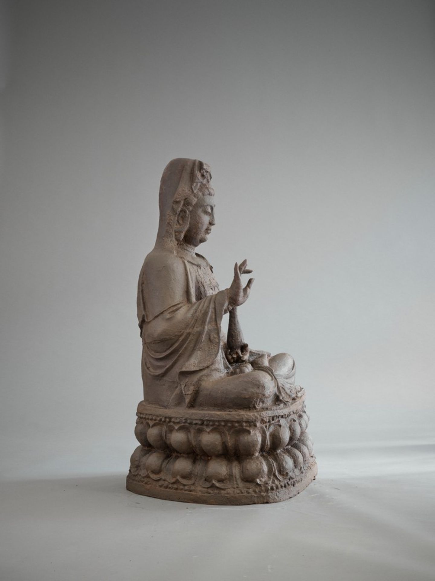 A MONUMENTAL CAST-IRON STATUE OF THE TEACHING GUANYIN, YUAN-MING DYNASTY - Image 5 of 9