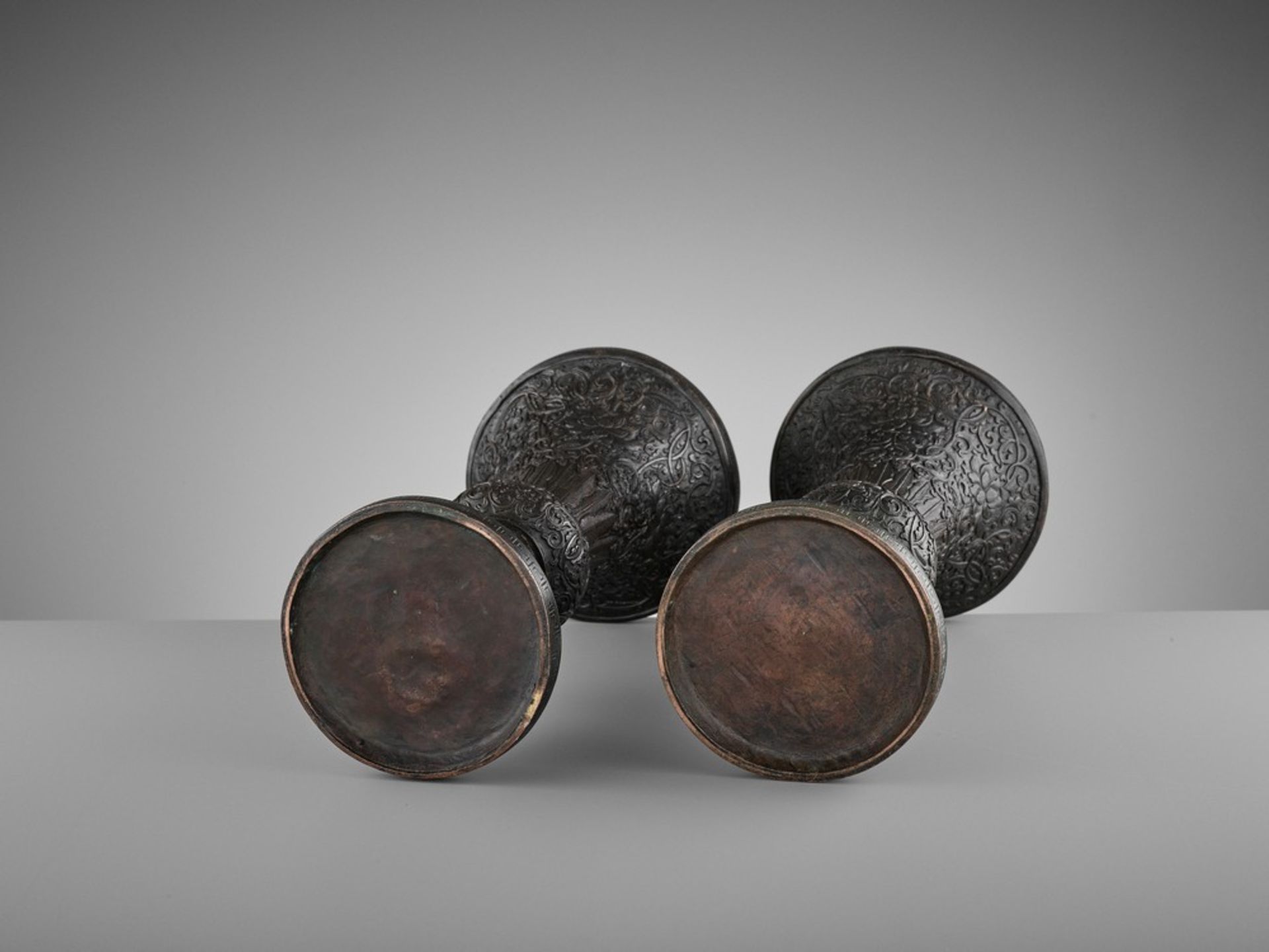 A PAIR OF BRONZE REPOUSSÉ GU VASES, MID-QING < - Image 8 of 8