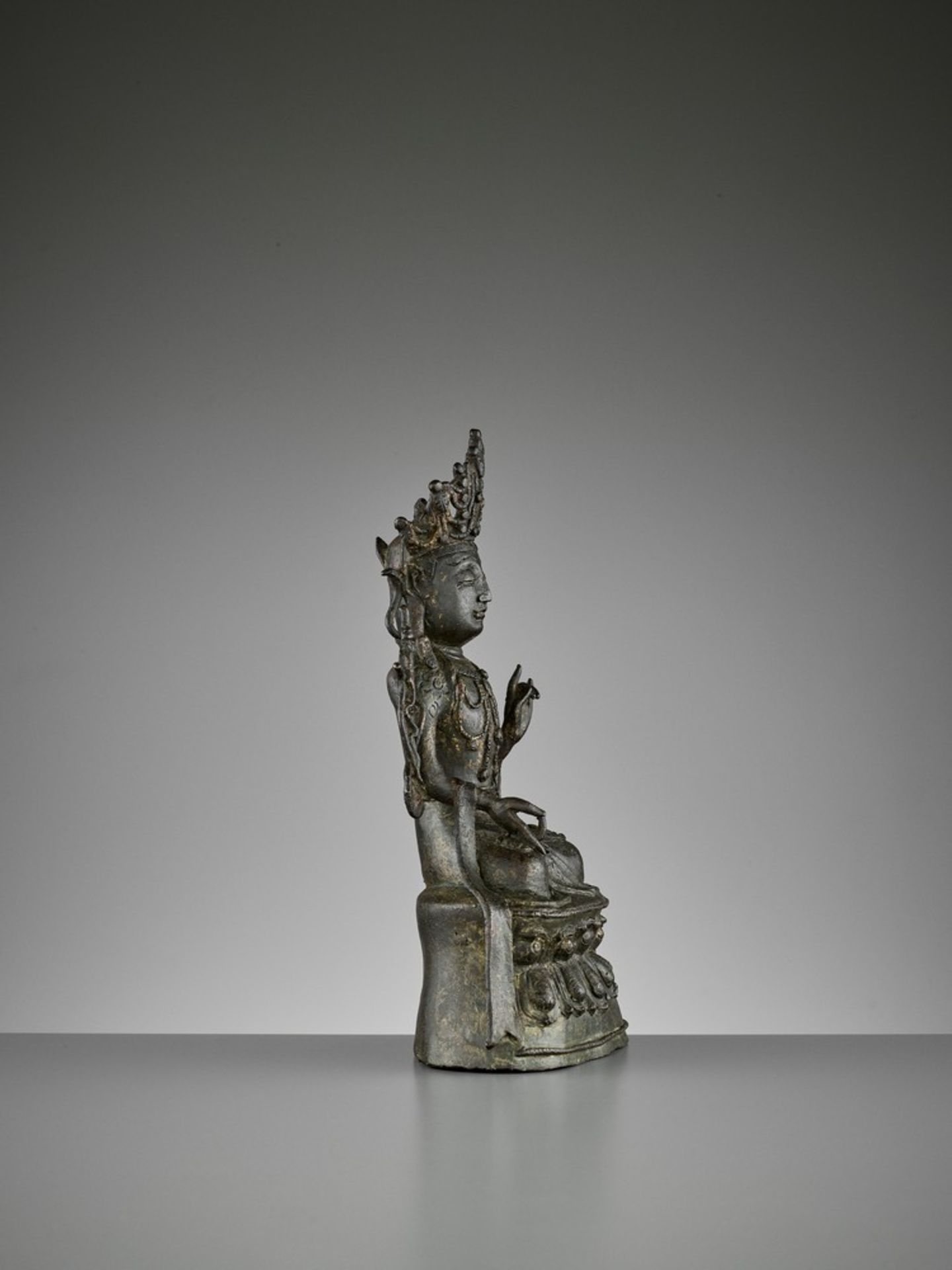 A BRONZE FIGURE OF GUANYIN, YUAN-MING DYNASTY - Image 6 of 8