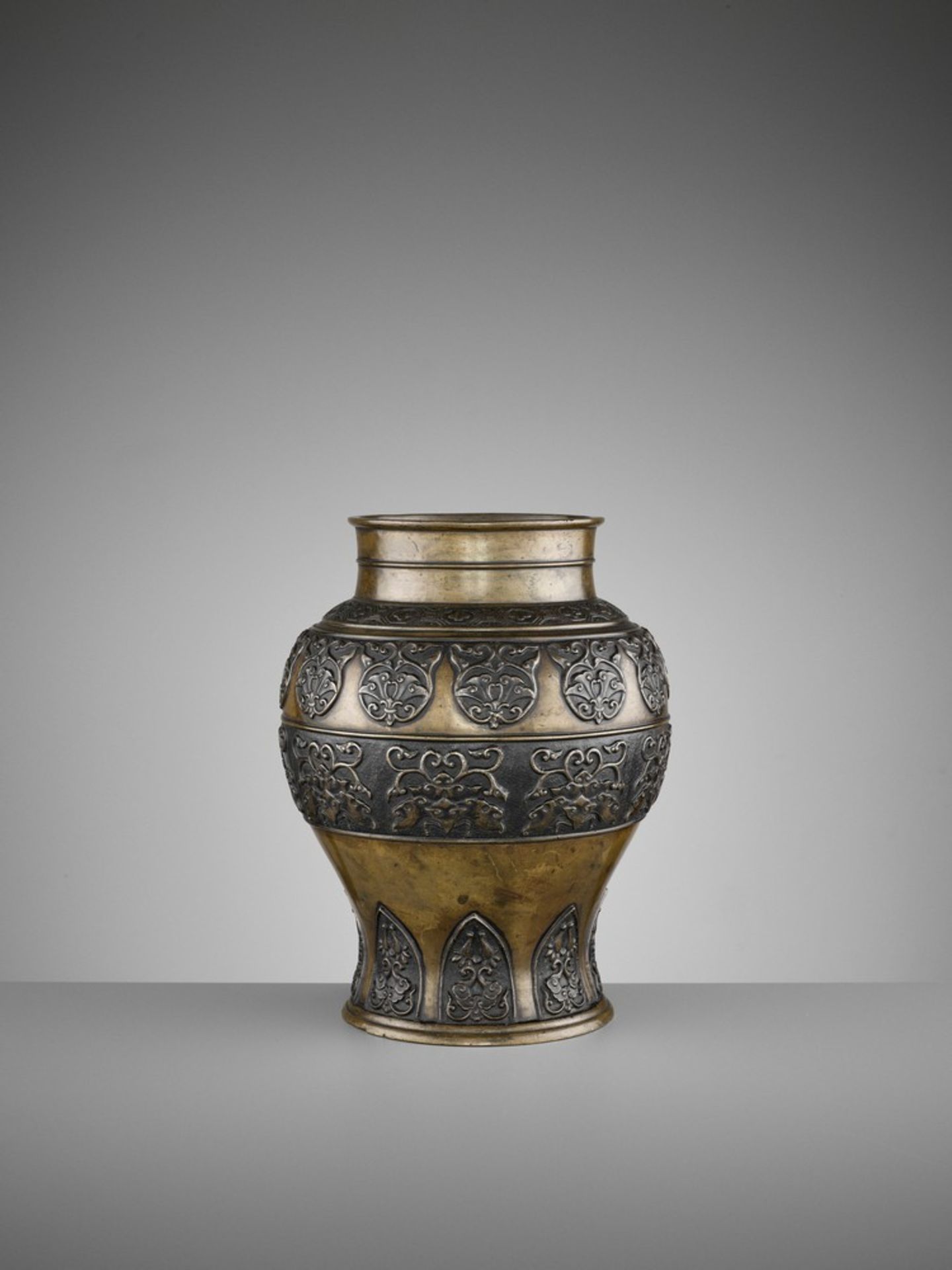 AN ARCHAISTIC BRONZE BALUSTER VASE, 17TH CENTURY - Bild 2 aus 8