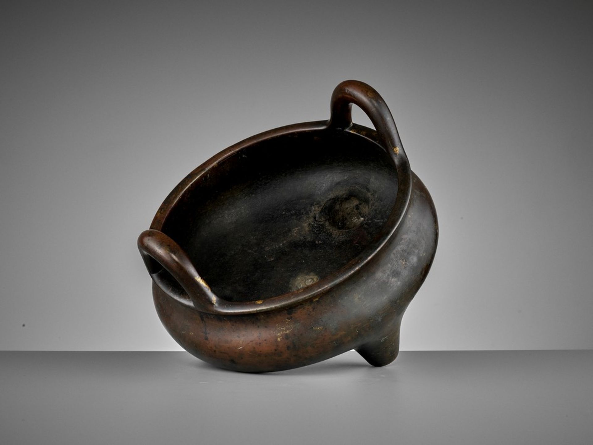 A LARGE AND HEAVILY CAST BRONZE TRIPOD CENSER, 17TH CENTURY - Image 8 of 14