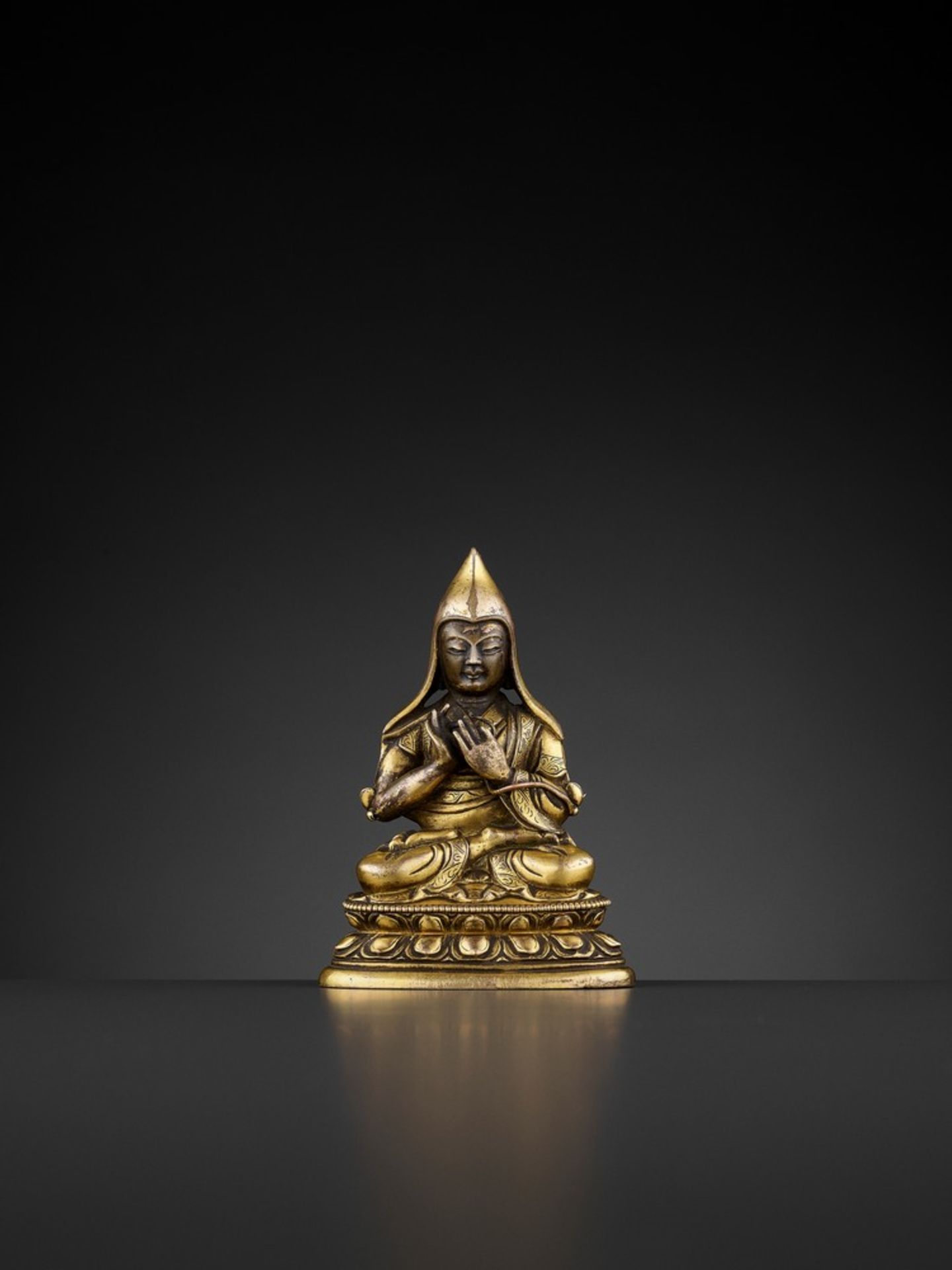 A GILT-BRONZE FIGURE OF TSONGKHAPA, QIANLONG PERIOD - Bild 2 aus 10