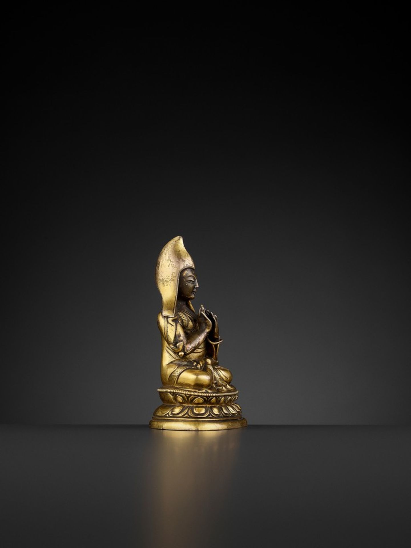 A GILT-BRONZE FIGURE OF TSONGKHAPA, QIANLONG PERIOD - Bild 6 aus 10