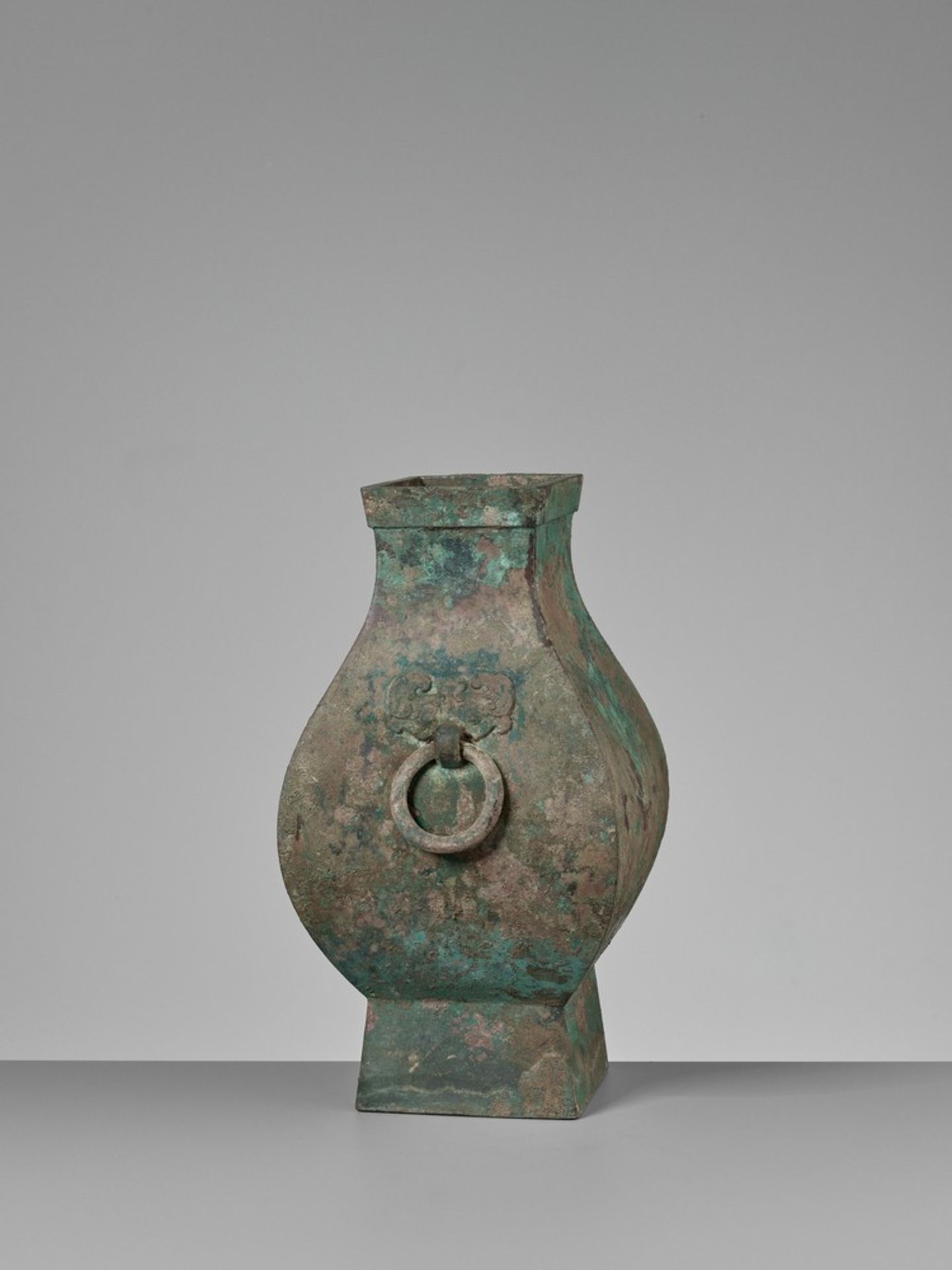 A FACETED BRONZE STORAGE VESSEL, FANGHU, HAN DYNASTY China, 206 BC-AD 220. The faceted pear-shaped - Image 15 of 20