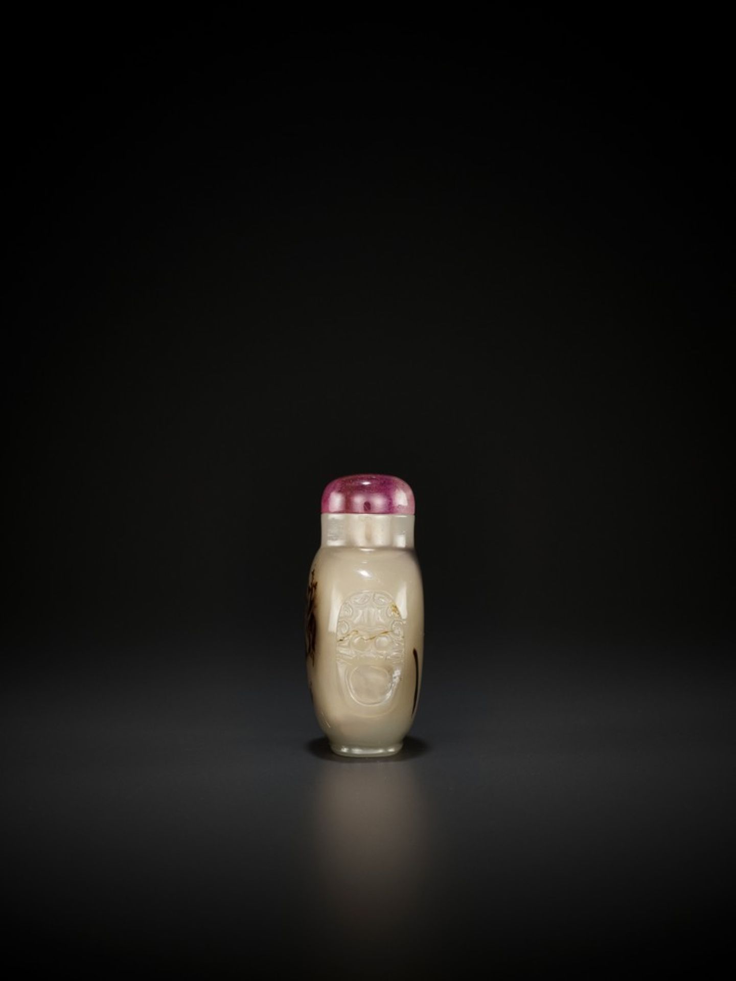 A SHADOW AGATE ‘BIRDS IN A TREE’ SNUFF BOTTLE, MID-QING <br - Image 6 of 10