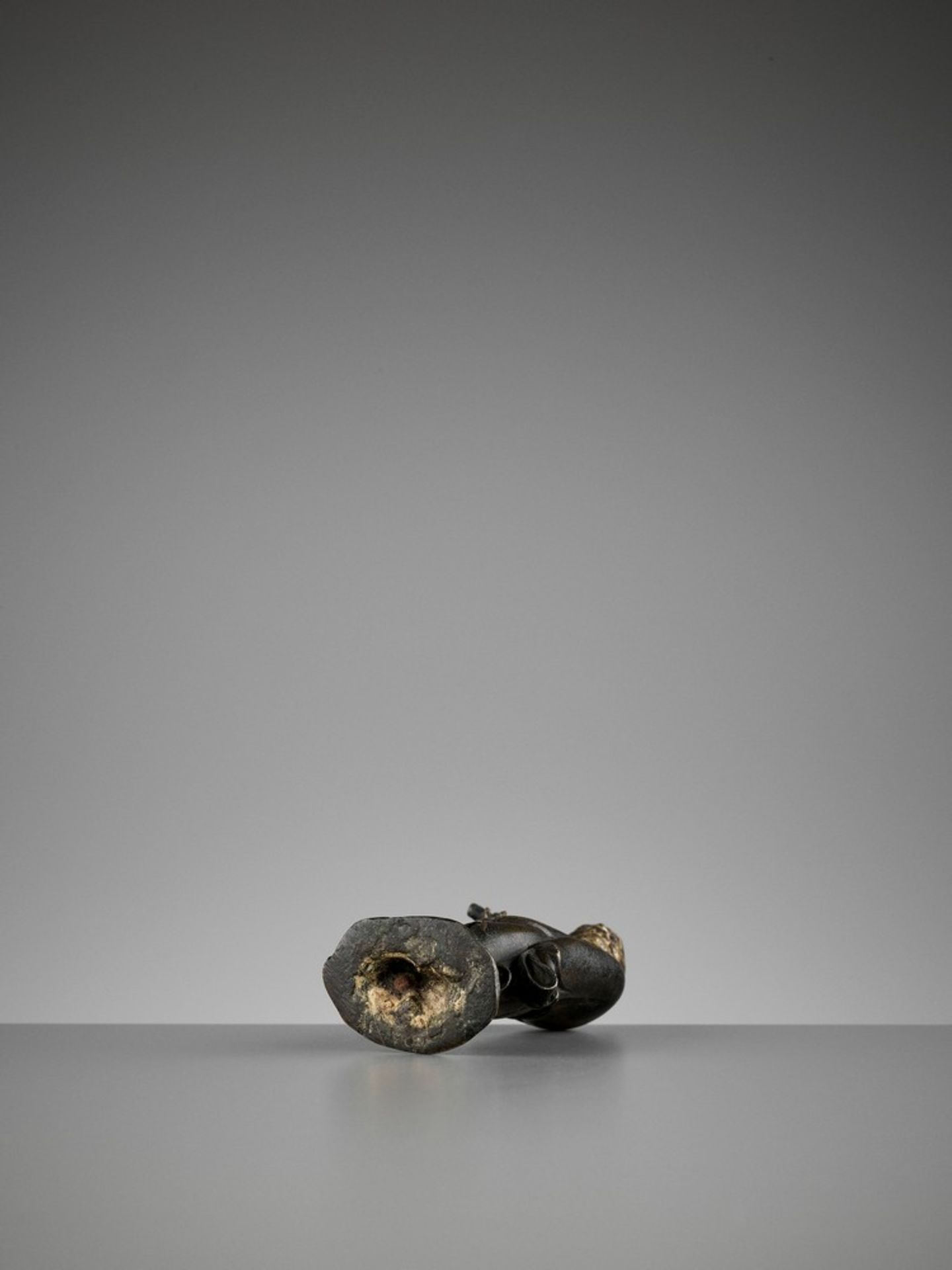 A LACQUER-GILT BRONZE FIGURE OF A LUOHAN, MING - Image 10 of 10