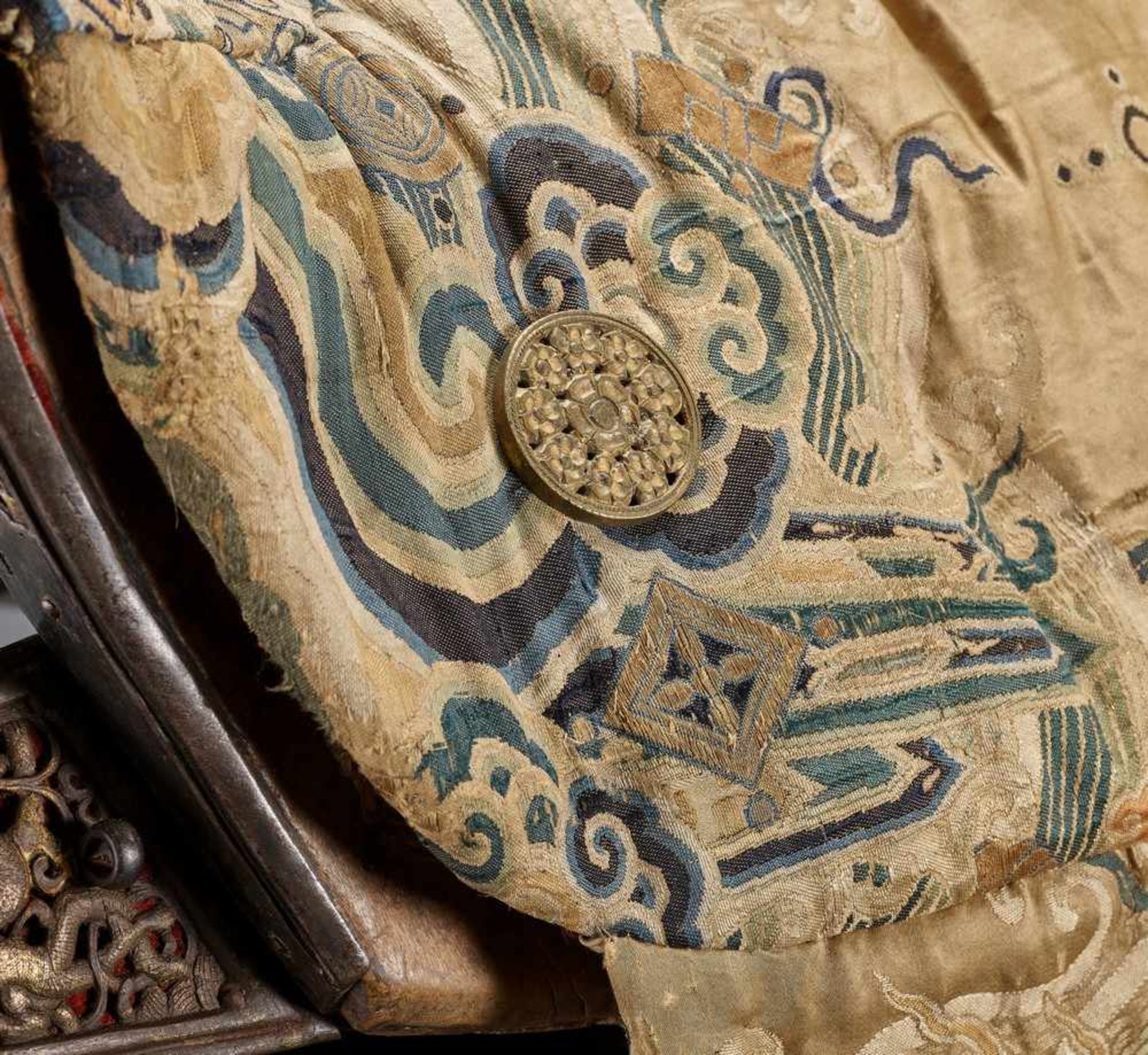 A WOOD SADDLE WITH GILT IRON FITTINGS AND SILK BROCADE COVER, 17TH-18TH CENTURY Sino-Tibetan, late - Image 9 of 18