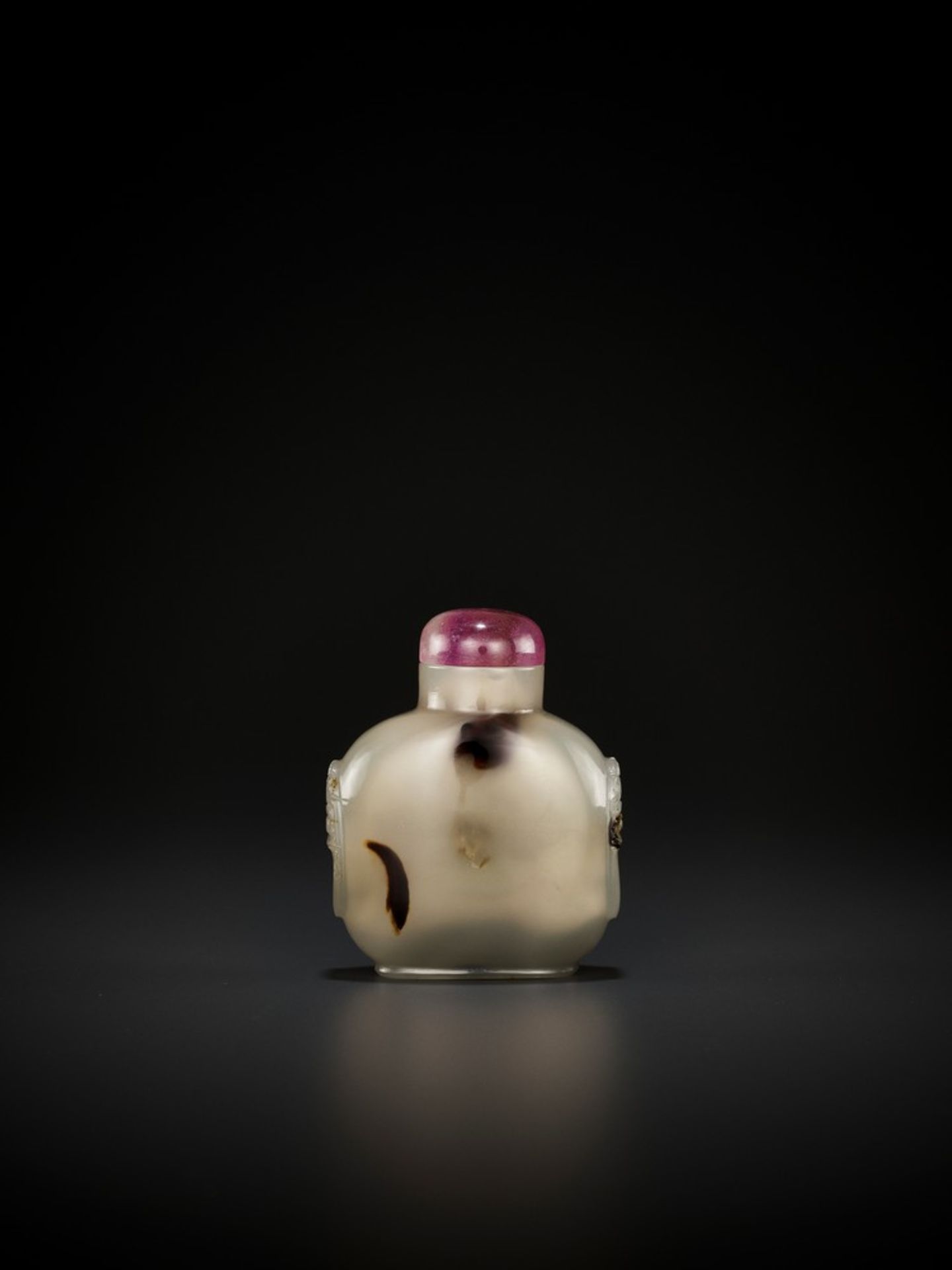 A SHADOW AGATE ‘BIRDS IN A TREE’ SNUFF BOTTLE, MID-QING <br - Image 5 of 10
