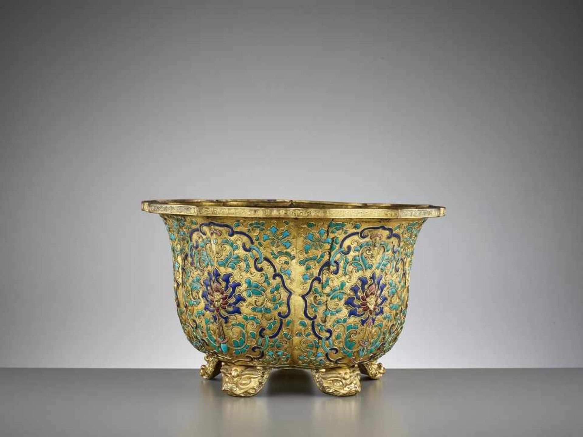 A RARE GILT-COPPER CHAMPLEVÉ ENAMEL JARDINIERE, QIANLONG < - Bild 9 aus 11