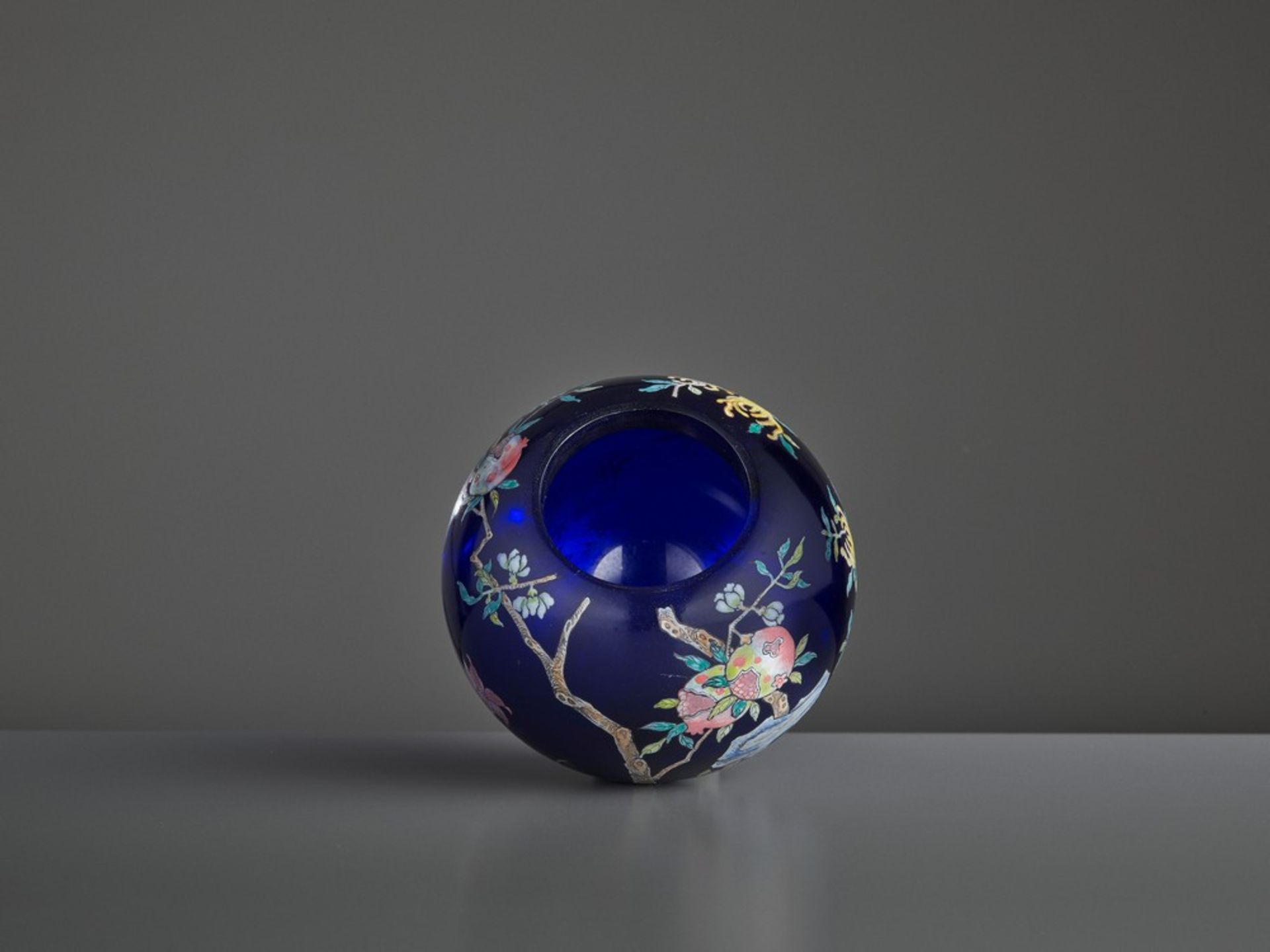 AN ENAMELED ‘FINGER CITRON’ BLUE GLASS WATER POT, PINGGUOZUN, QIANLONG <br - Image 7 of 8