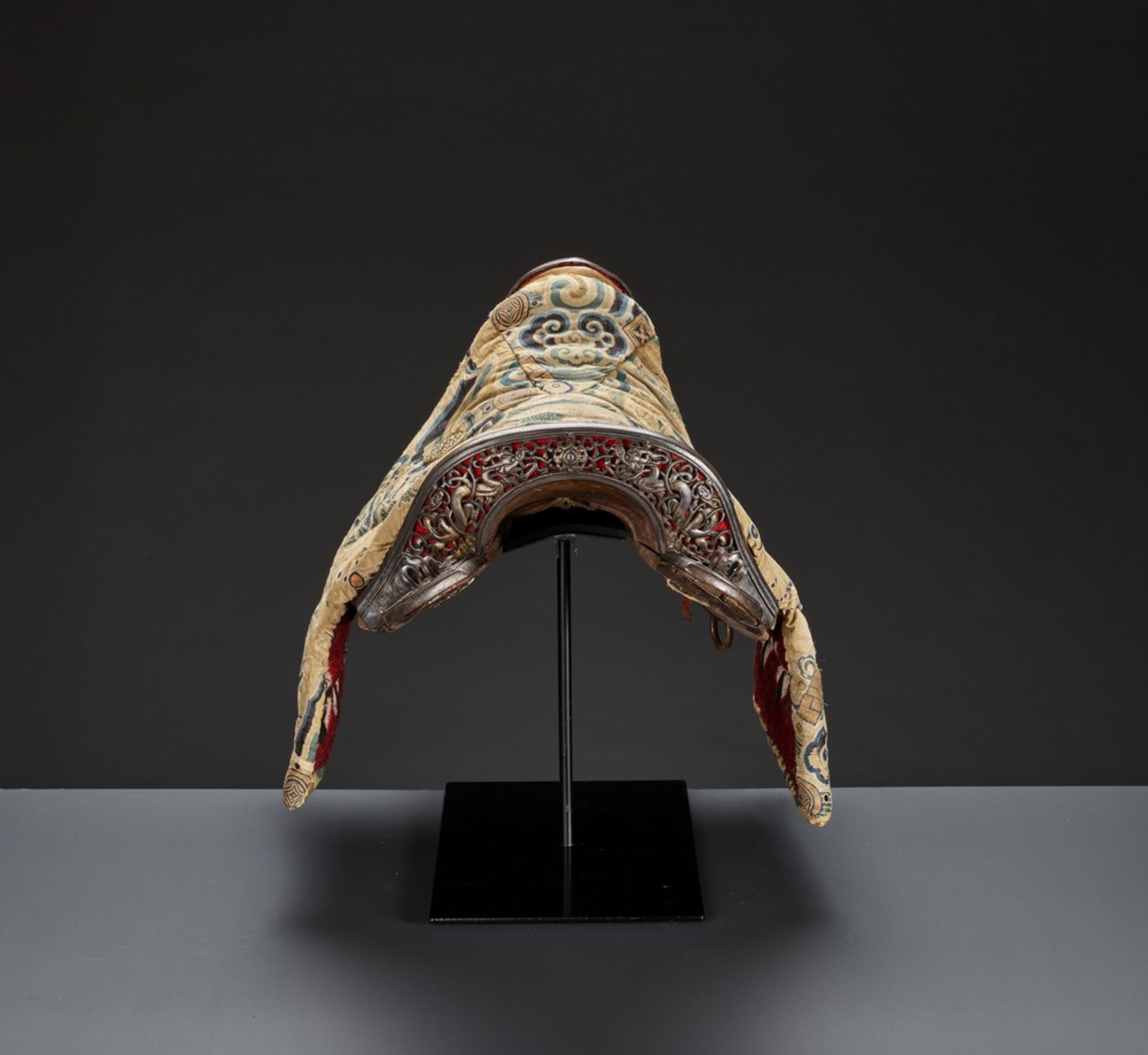 A WOOD SADDLE WITH GILT IRON FITTINGS AND SILK BROCADE COVER, 17TH-18TH CENTURY Sino-Tibetan, late - Image 13 of 18