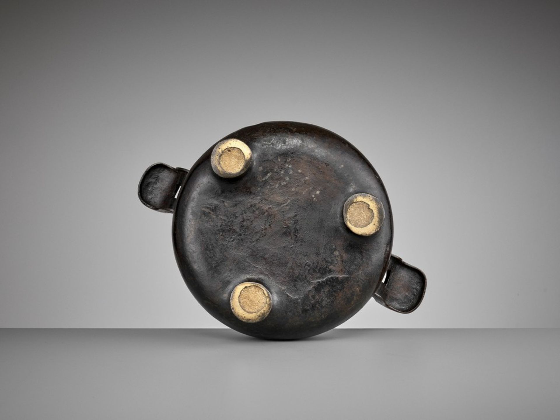 A HEAVILY CAST BRONZE TRIPOD CENSER, YUAN TO MING - Image 11 of 11