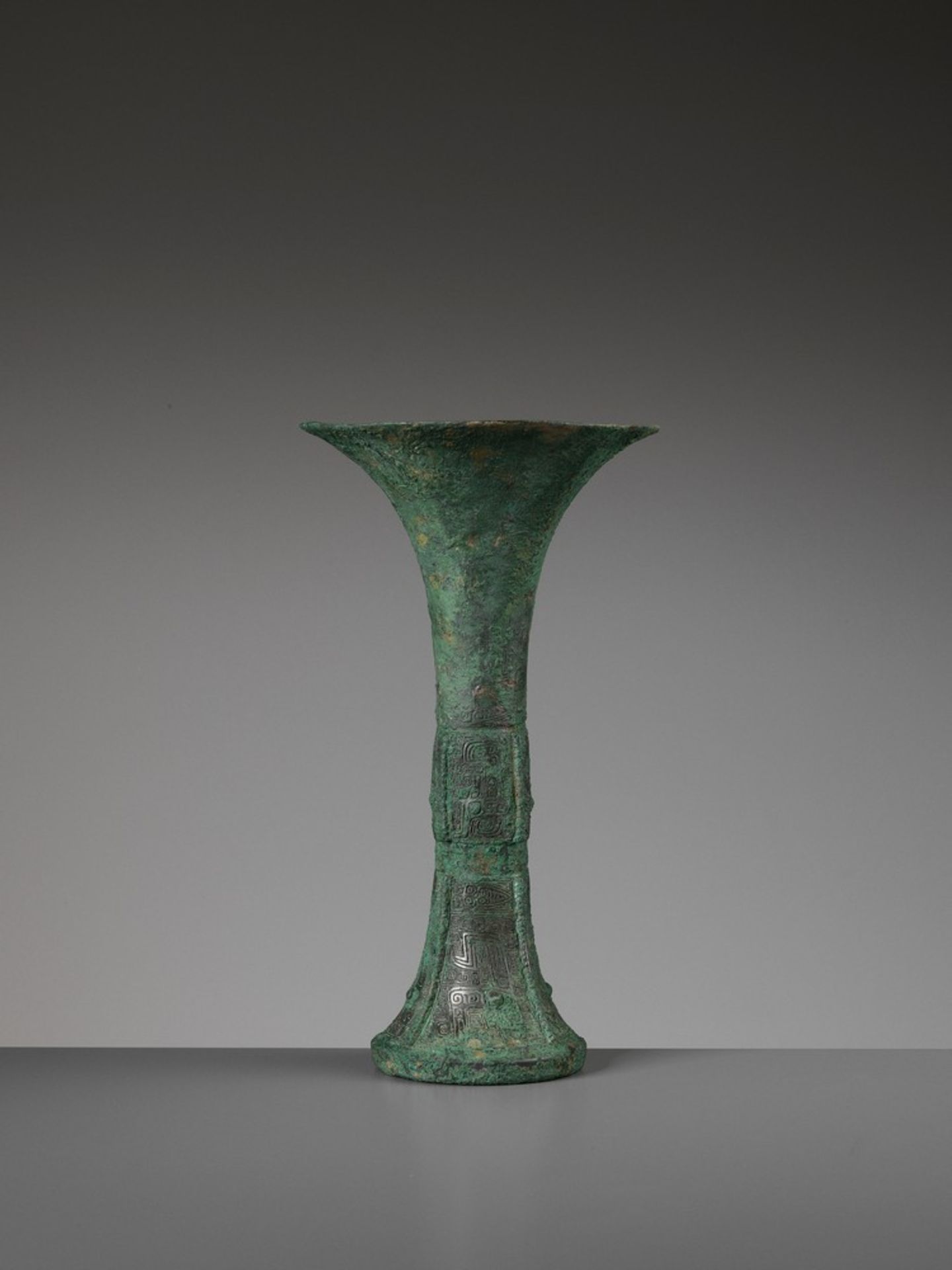 AN ARCHAIC BRONZE RITUAL WINE VESSEL, GU, SHANG DYNASTY - Image 8 of 11