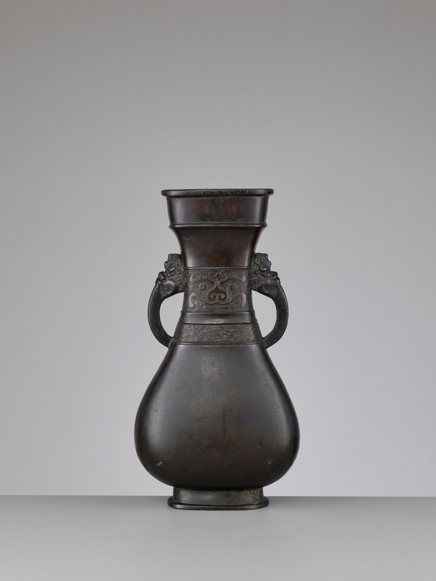 A QILIN-HANDLED BRONZE VASE, HU, SONG TO YUAN DYNASTY - Image 5 of 15