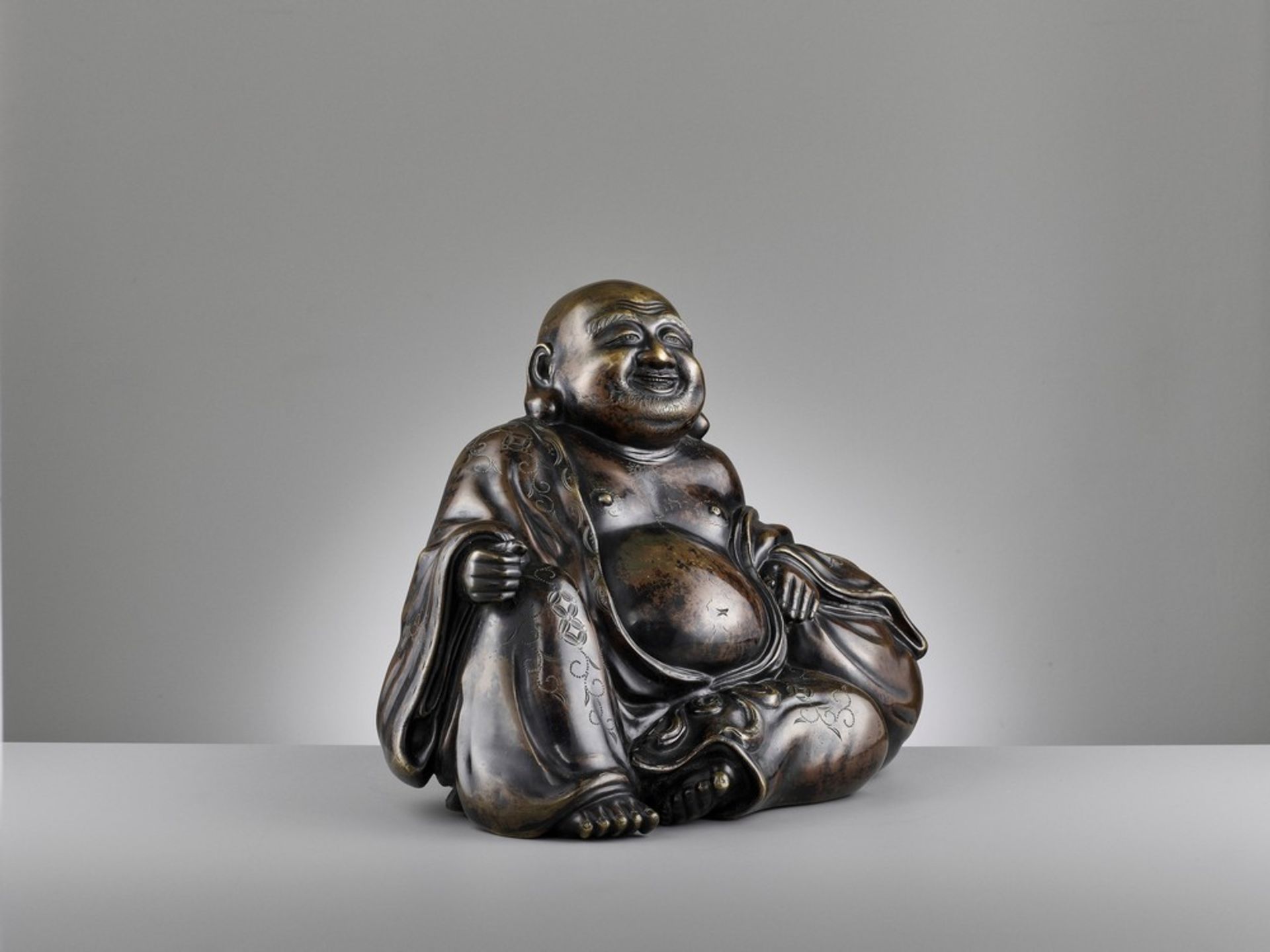 A LARGE AND HEAVILY CAST BRONZE FIGURE OF BUDAI, QING DYNASTY - Image 10 of 14