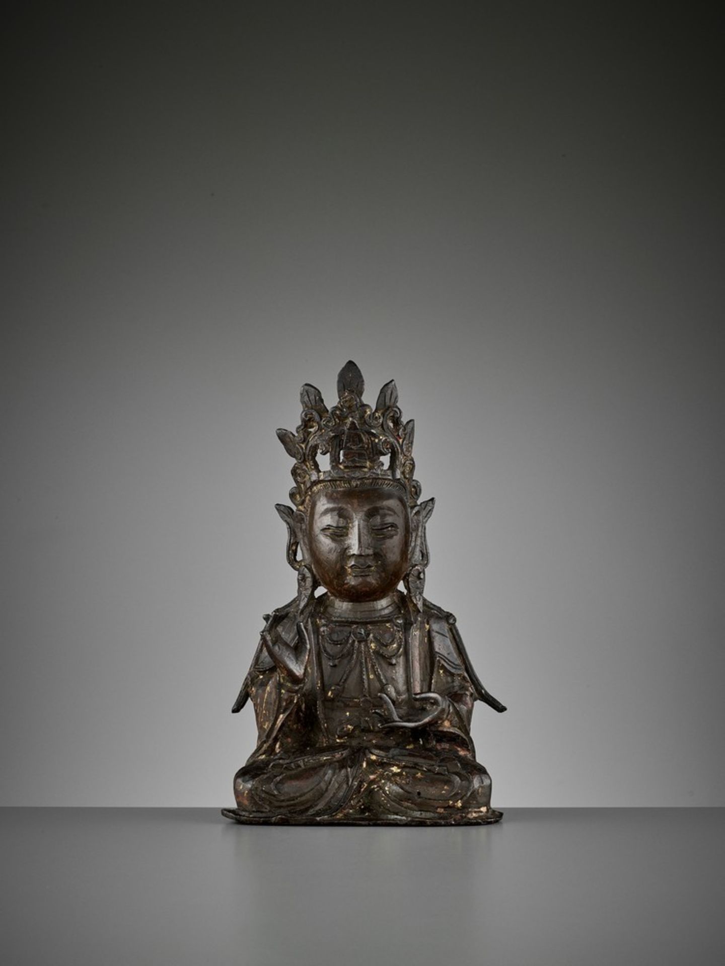 A BRONZE FIGURE OF AVALOKITESVARA, MING DYNASTY - Bild 2 aus 7