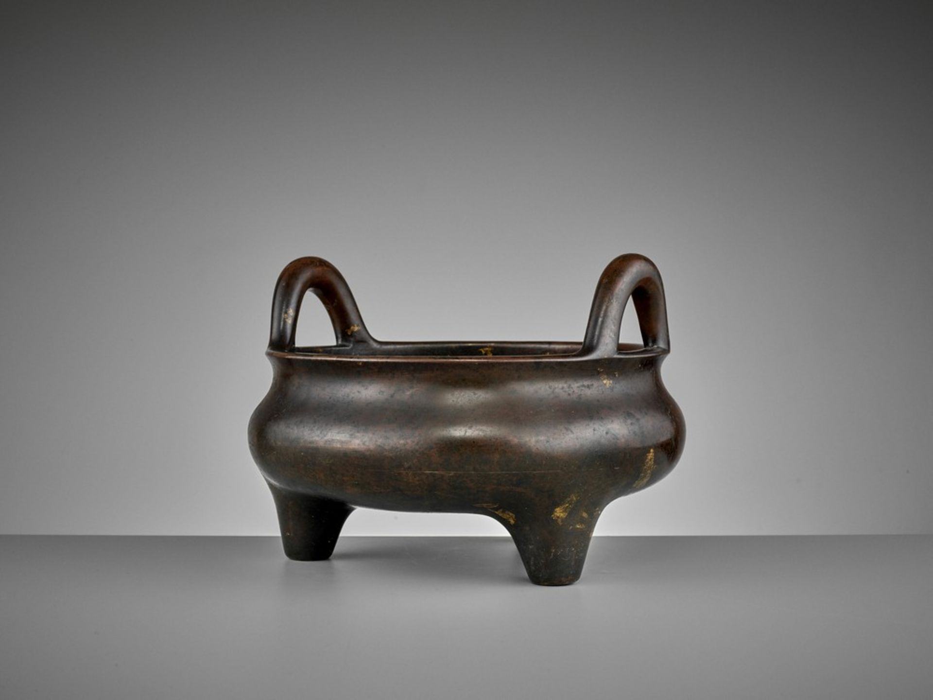 A LARGE AND HEAVILY CAST BRONZE TRIPOD CENSER, 17TH CENTURY - Bild 11 aus 14