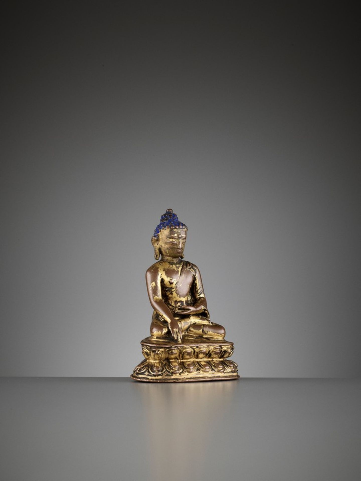 A SMALL GILT COPPER ALLOY FIGURE OF SHAKYAMUNI BUDDHA - Image 7 of 10