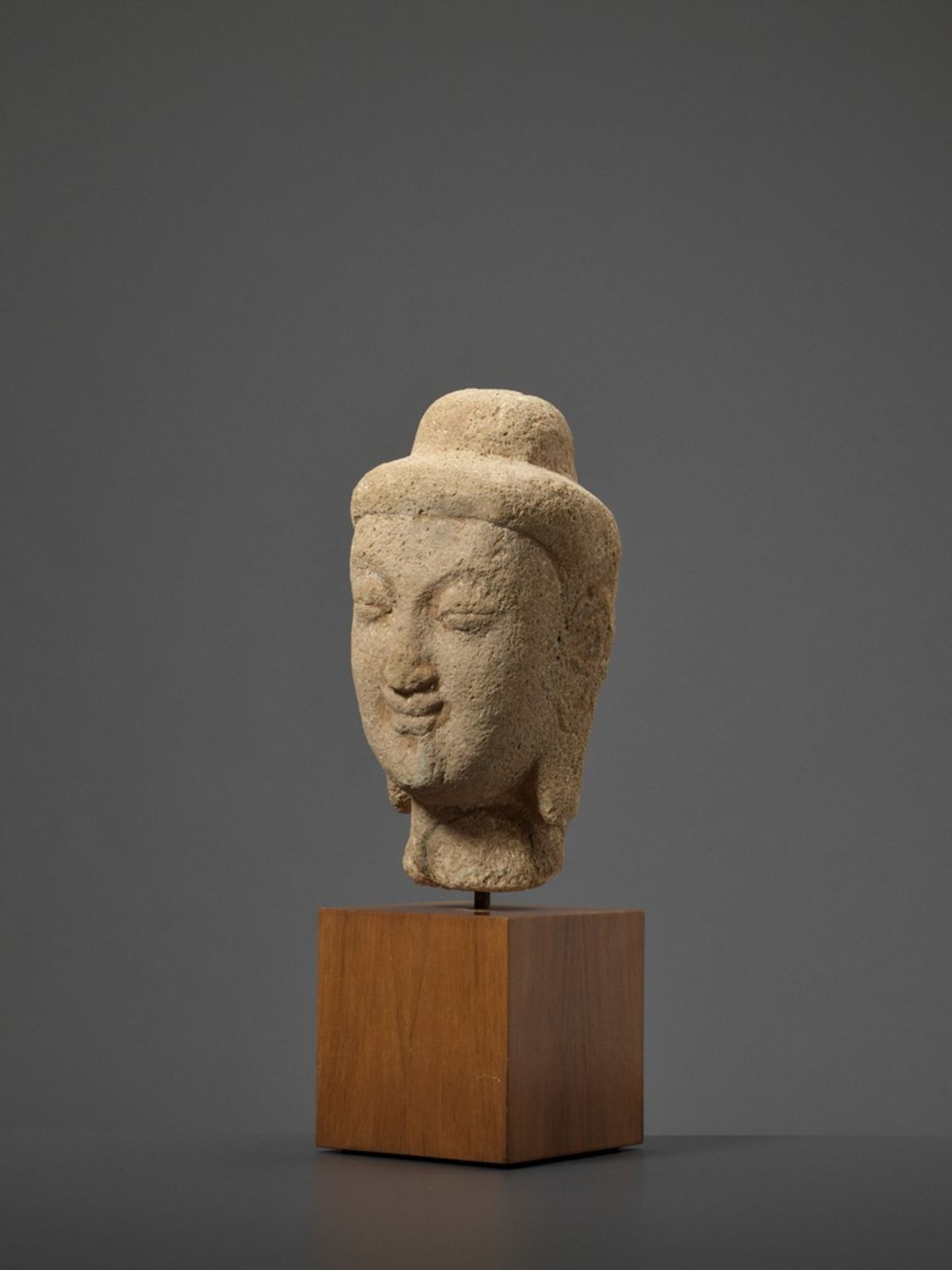 A RARE SANDSTONE HEAD OF BUDDHA, NORTHERN WEI DYNASTY, 5TH-6TH CENTURY - Bild 5 aus 15