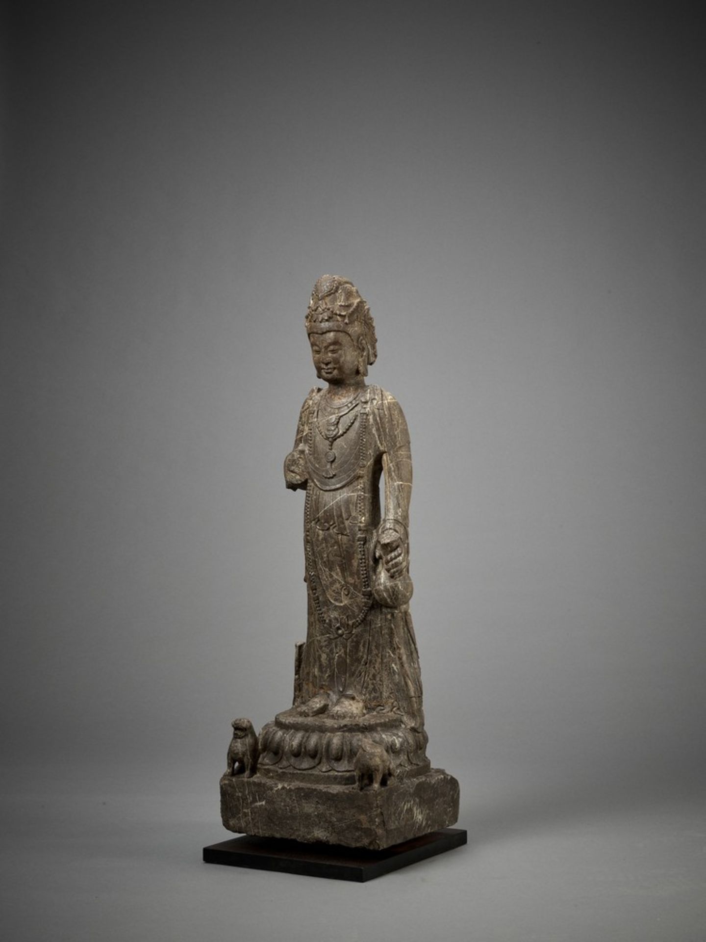 AN EXCEPTIONAL LARGE LIMESTONE FIGURE OF A BODHISATTVA, TANG DYNASTY - Image 8 of 28