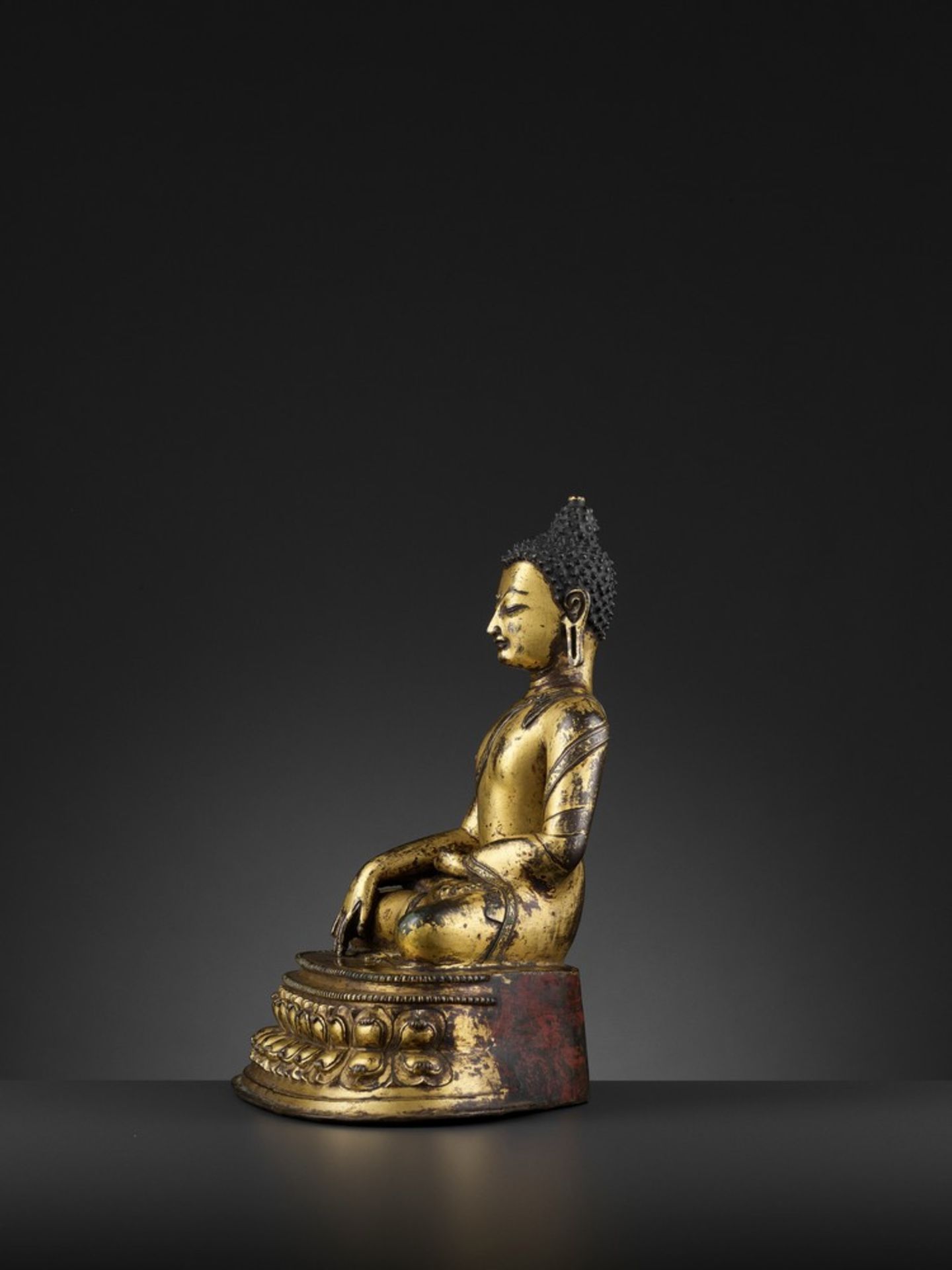 A LARGE GILT BRONZE FIGURE OF SHAKYAMUNI BUDDHA, TIBET, 15TH CENTURY - Bild 6 aus 13