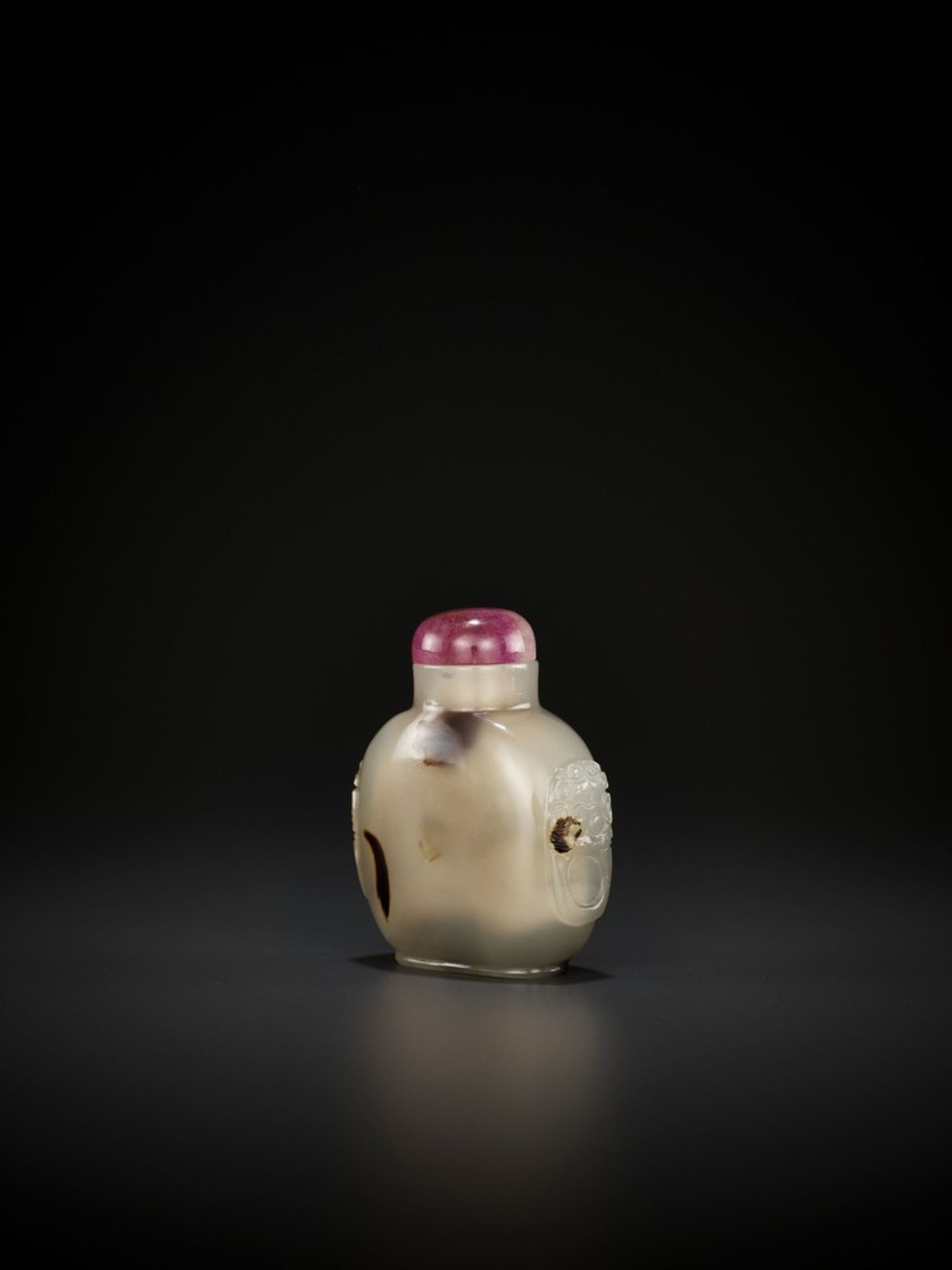 A SHADOW AGATE ‘BIRDS IN A TREE’ SNUFF BOTTLE, MID-QING <br - Image 2 of 10