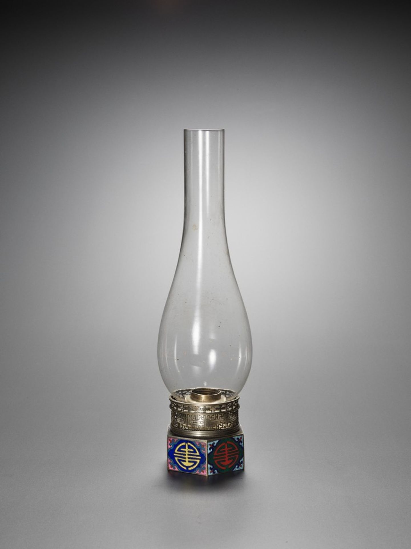 A CLOISONNÉ ENAMELED OPIUM LAMP, QING DYNASTY < - Bild 3 aus 8