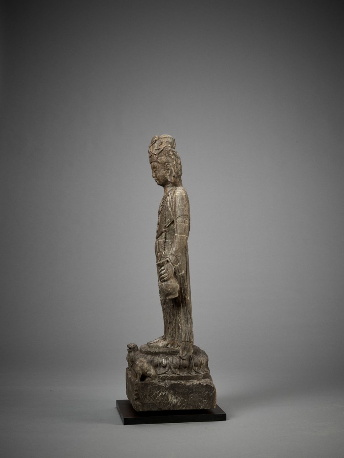 AN EXCEPTIONAL LARGE LIMESTONE FIGURE OF A BODHISATTVA, TANG DYNASTY - Image 9 of 28