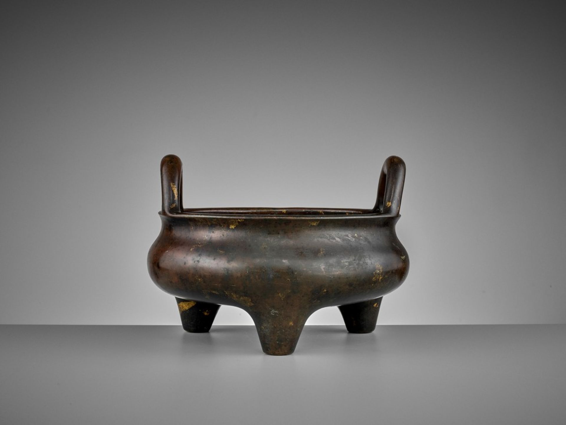 A LARGE AND HEAVILY CAST BRONZE TRIPOD CENSER, 17TH CENTURY - Bild 2 aus 14