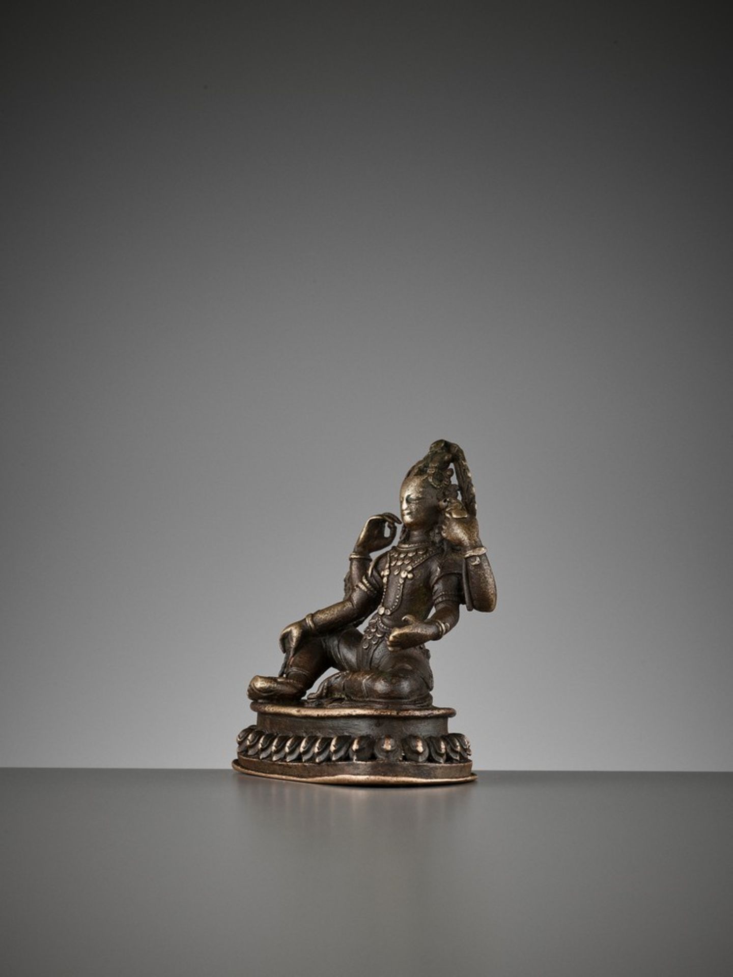 A SMALL BRONZE OF THE FOUR-ARMED AVALOKITESVARA, 15TH-16TH CENTURY - Image 4 of 11