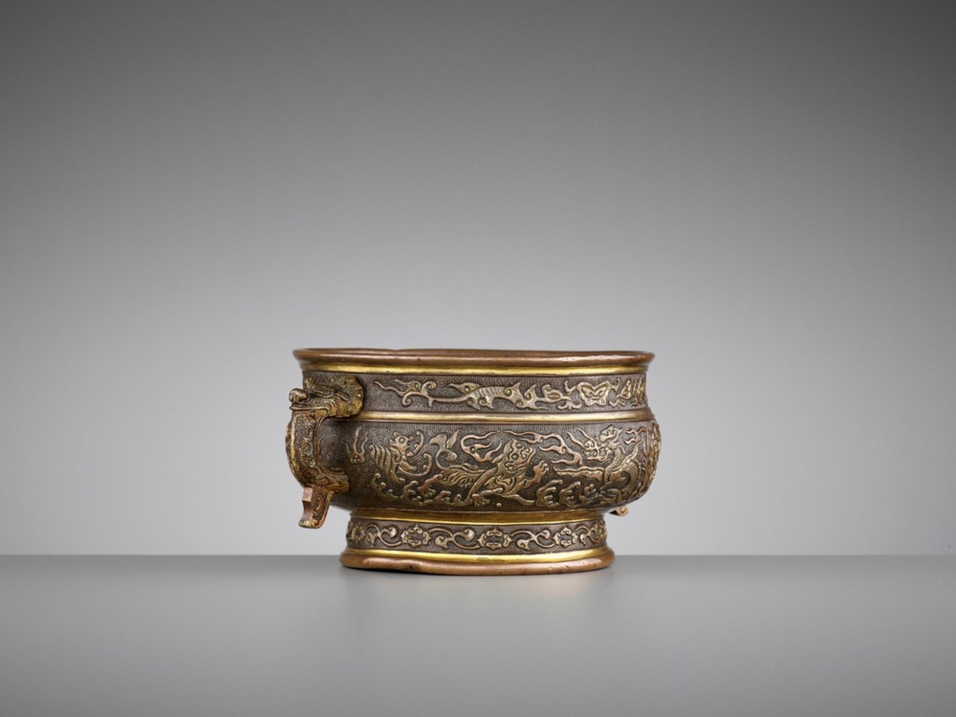 A HU WENMING PARCEL-GILT ‘DRAGON’ BRONZE CENSER, LATE MING <br - Bild 9 aus 16