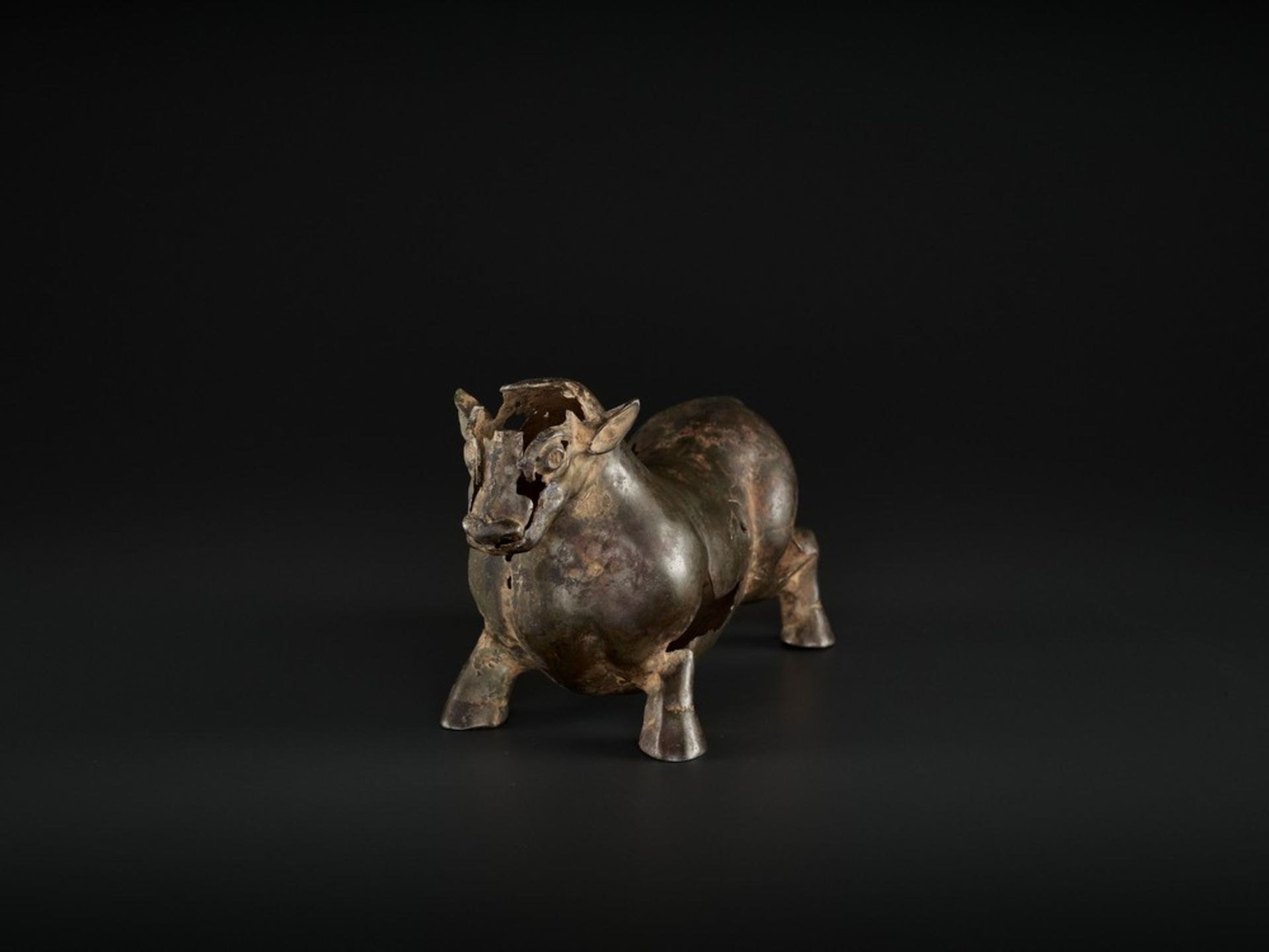 A SUPERB BRONZE FIGURE OF A BULL, LATE WARRING STATES TO EARLY HAN DYNASTY - Image 3 of 14