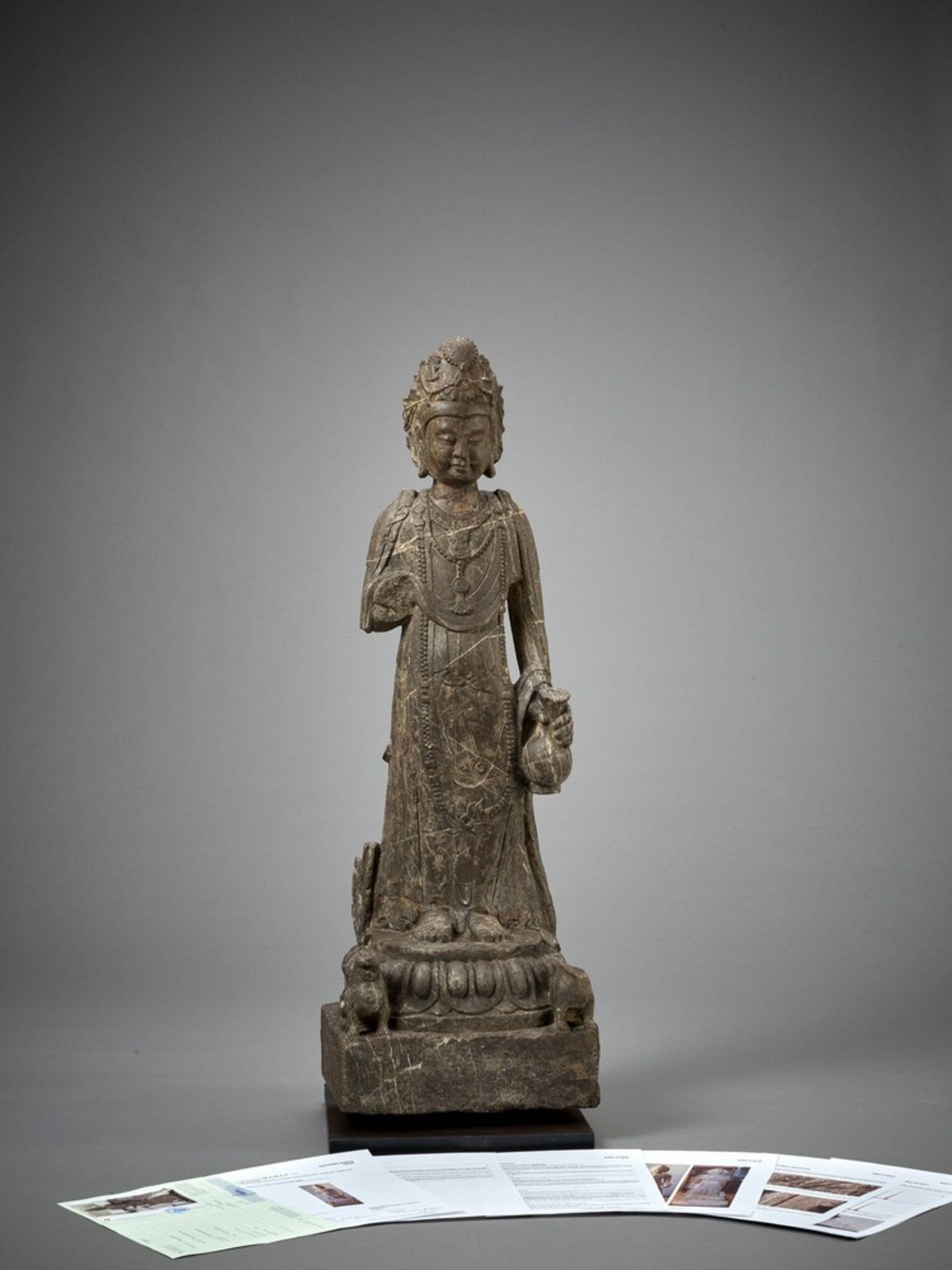 AN EXCEPTIONAL LARGE LIMESTONE FIGURE OF A BODHISATTVA, TANG DYNASTY - Image 6 of 28
