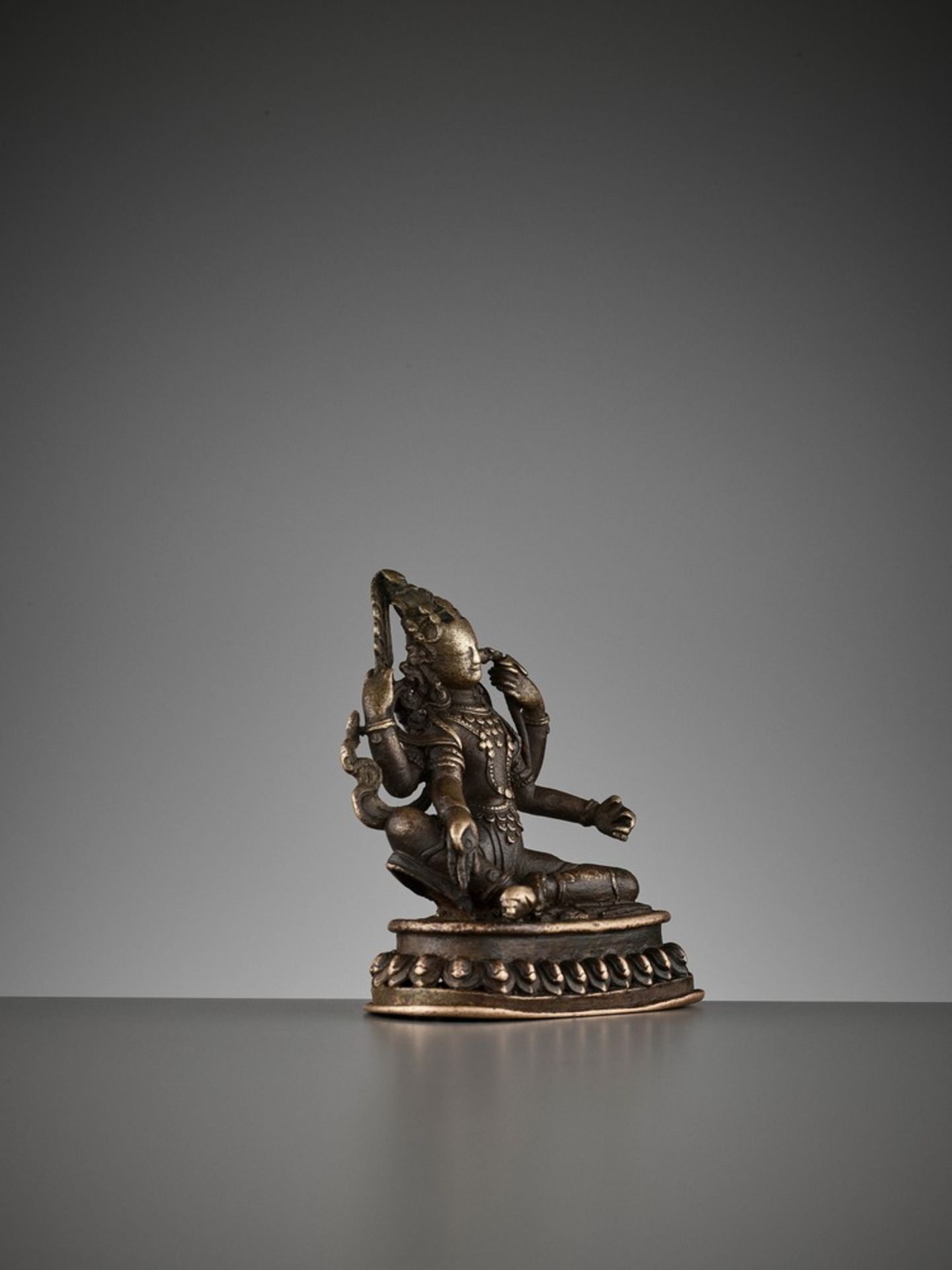 A SMALL BRONZE OF THE FOUR-ARMED AVALOKITESVARA, 15TH-16TH CENTURY - Image 8 of 11