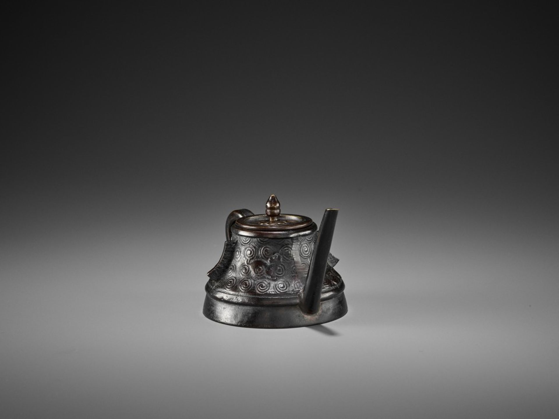 A BRONZE ‘TEAPOT’ WATER DROPPER AND COVER, KANGXI <br - Image 4 of 11