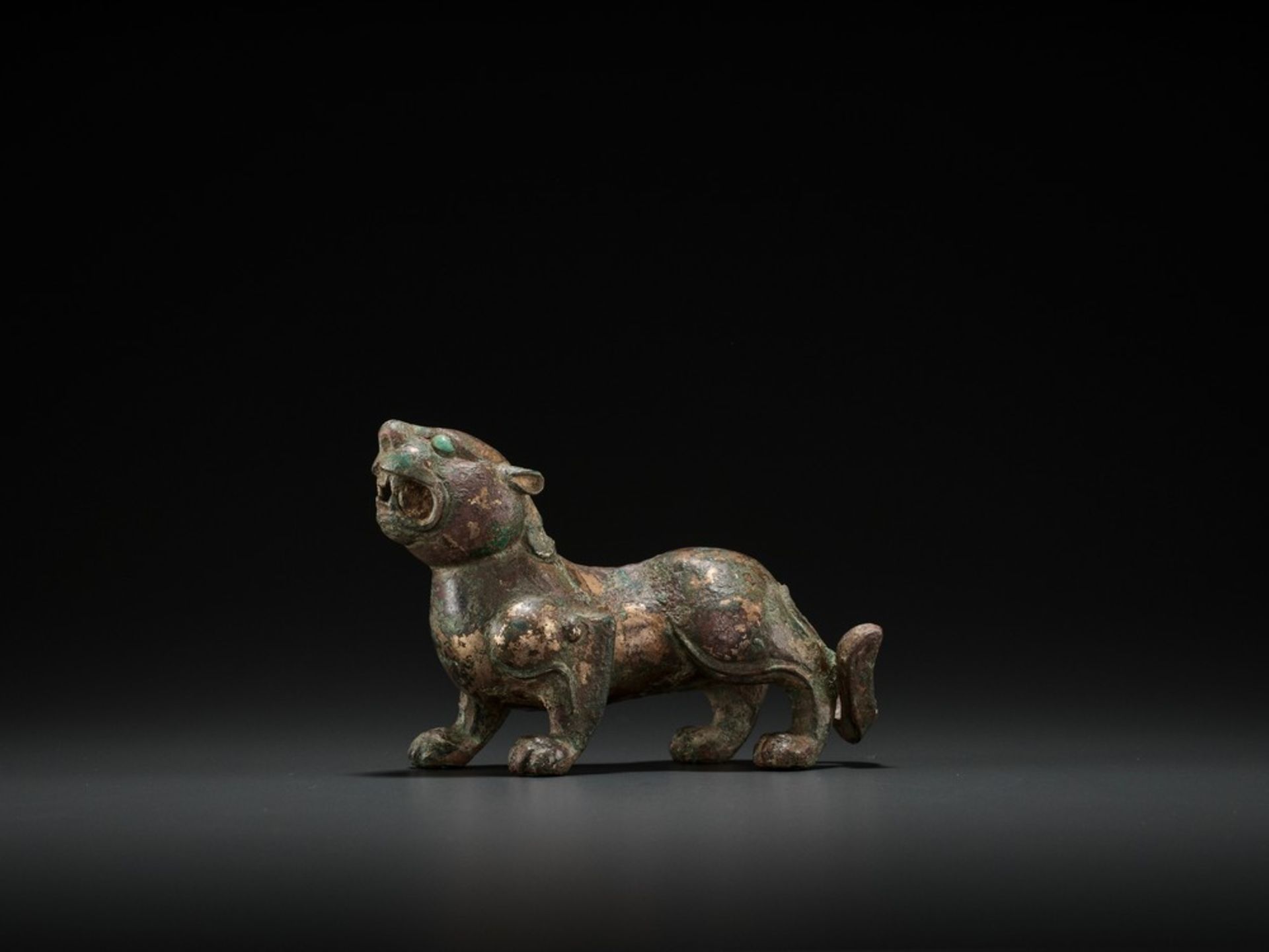 AN INLAID GILT-BRONZE ‘ROARING’ TIGER, WARRING STATES TO WESTERN HAN DYNASTY China, c. 250-200 BC. - Image 5 of 20