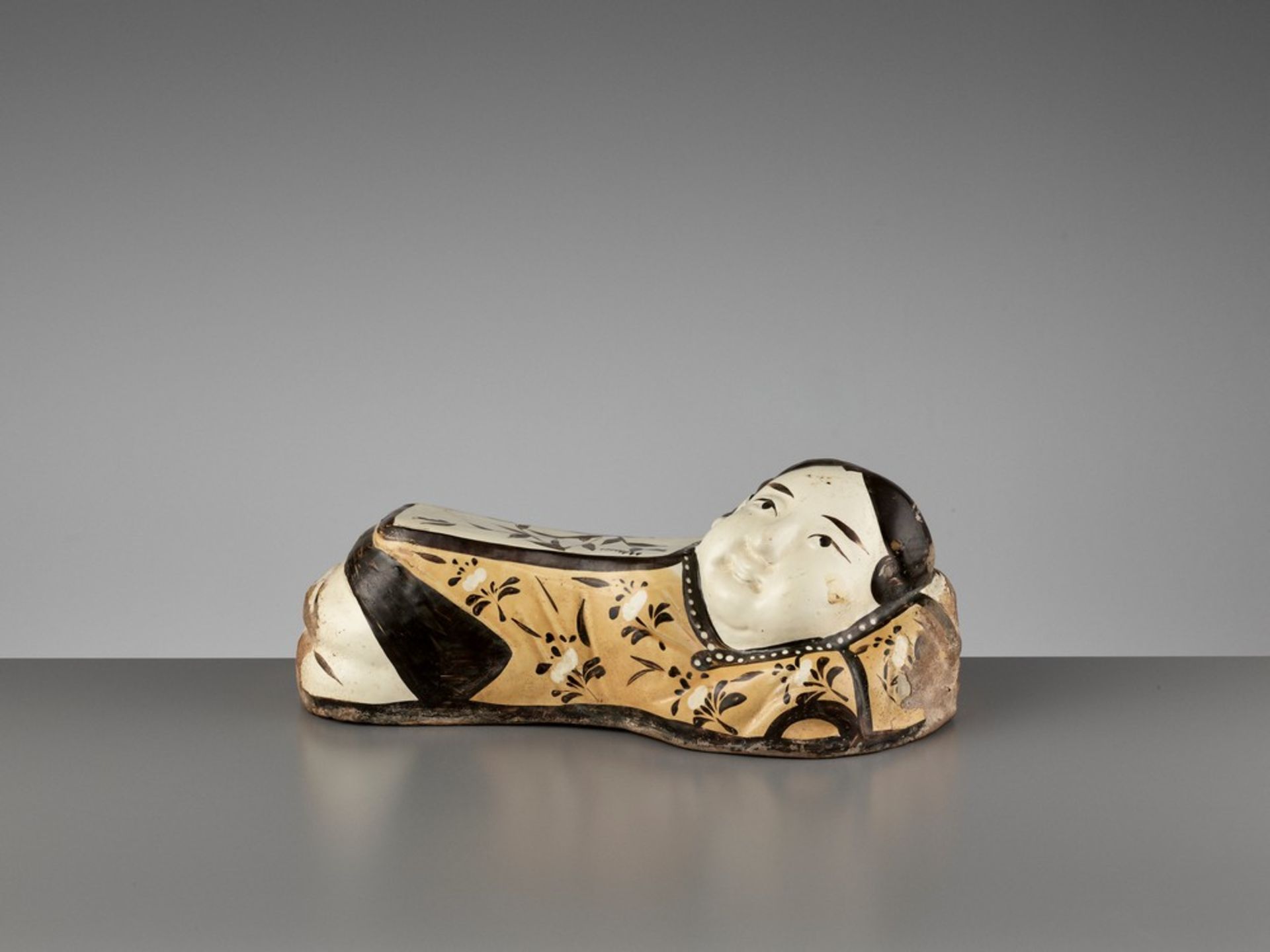 A PAINTED CIZHOU ‘SLEEPING LADY’ PILLOW, JIN DYNASTY China, 1115-1234. Modeled in the form of a - Bild 5 aus 17