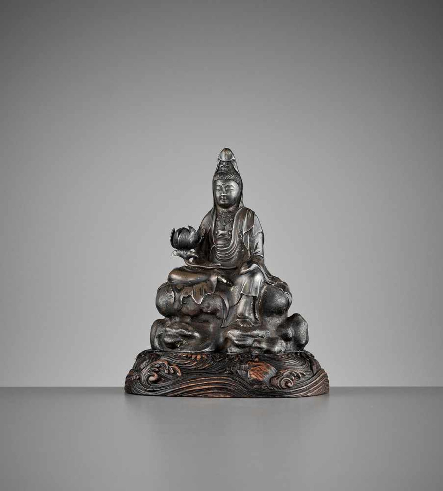 A SILVERED ‘ROYAL EASE’ BRONZE FIGURE OF GUANYIN, EARLY QING DYNASTY <br