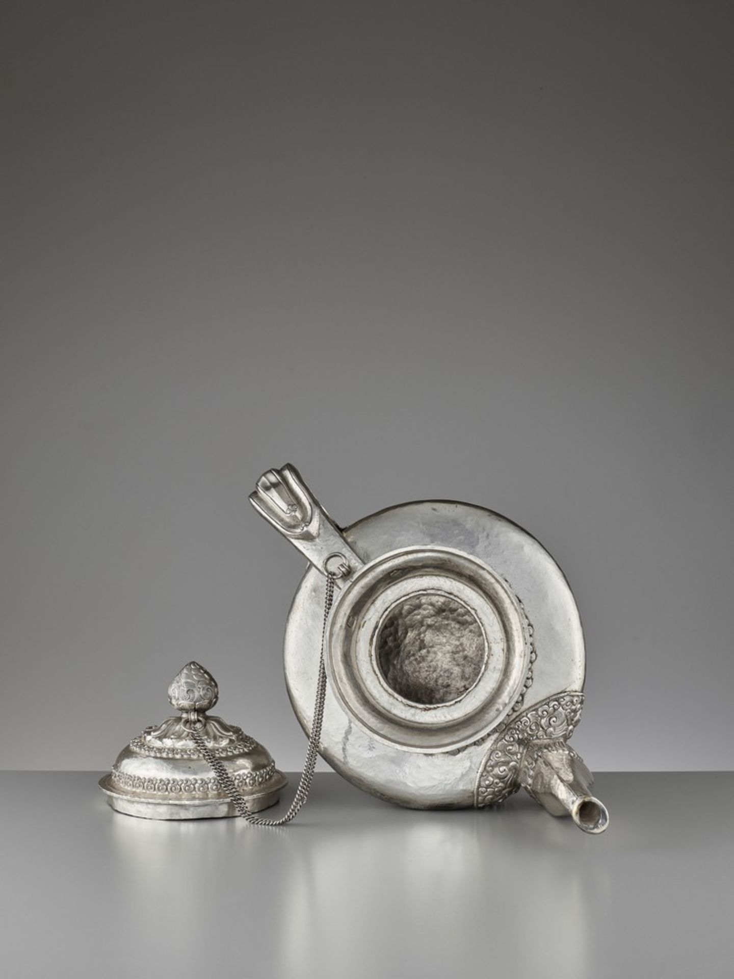 A LARGE SILVER TEAPOT AND COVER, QING DYNASTY - Image 9 of 11