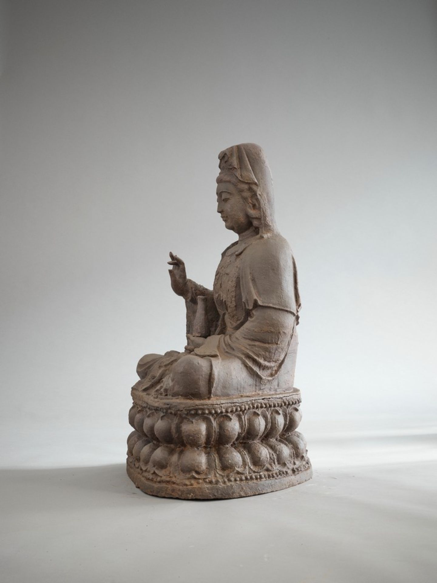 A MONUMENTAL CAST-IRON STATUE OF THE TEACHING GUANYIN, YUAN-MING DYNASTY - Image 3 of 9