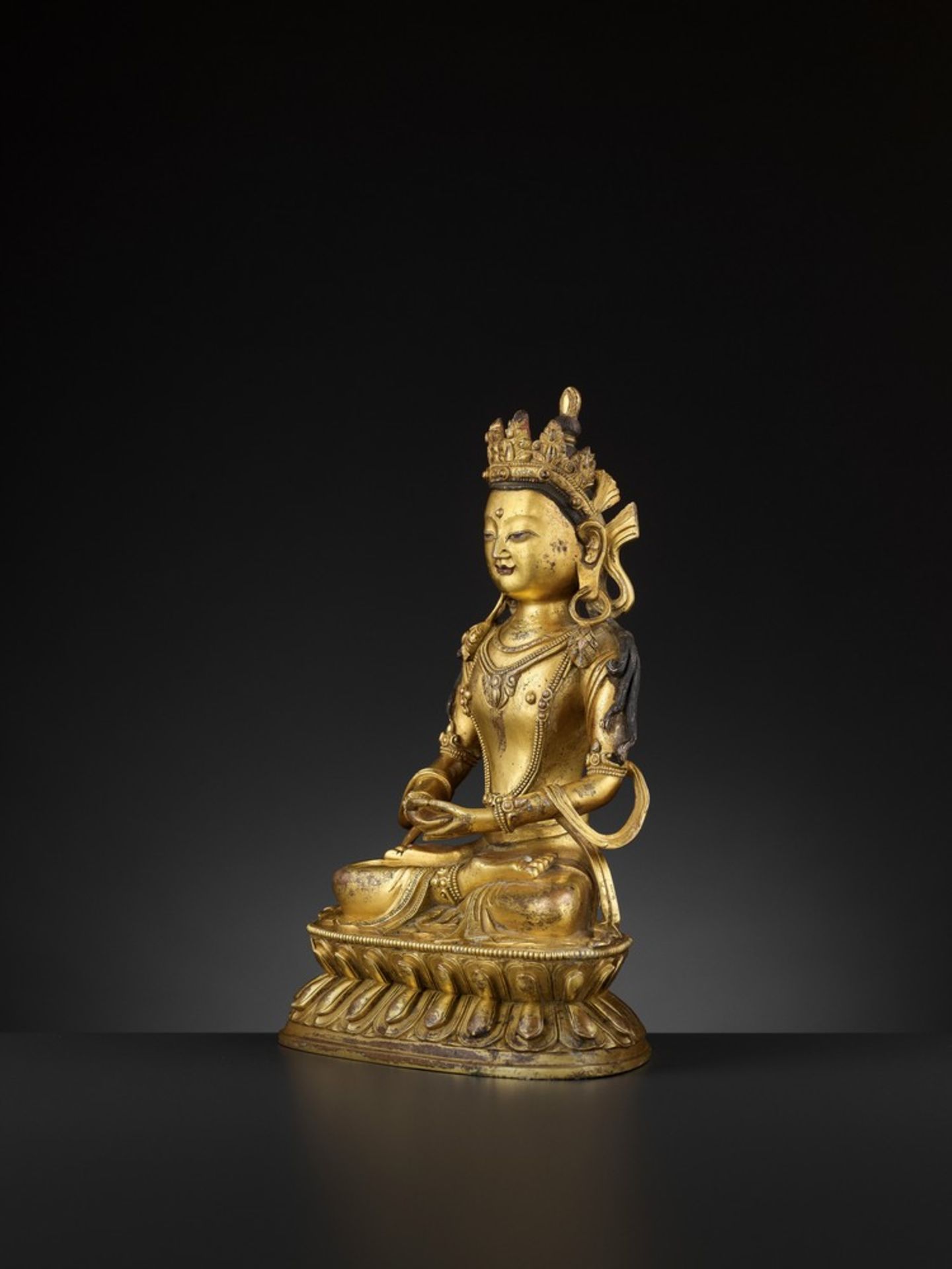 A LARGE GILT-BRONZE FIGURE OF AMITAYUS, LATE 17TH-18TH CENTURY - Image 5 of 13