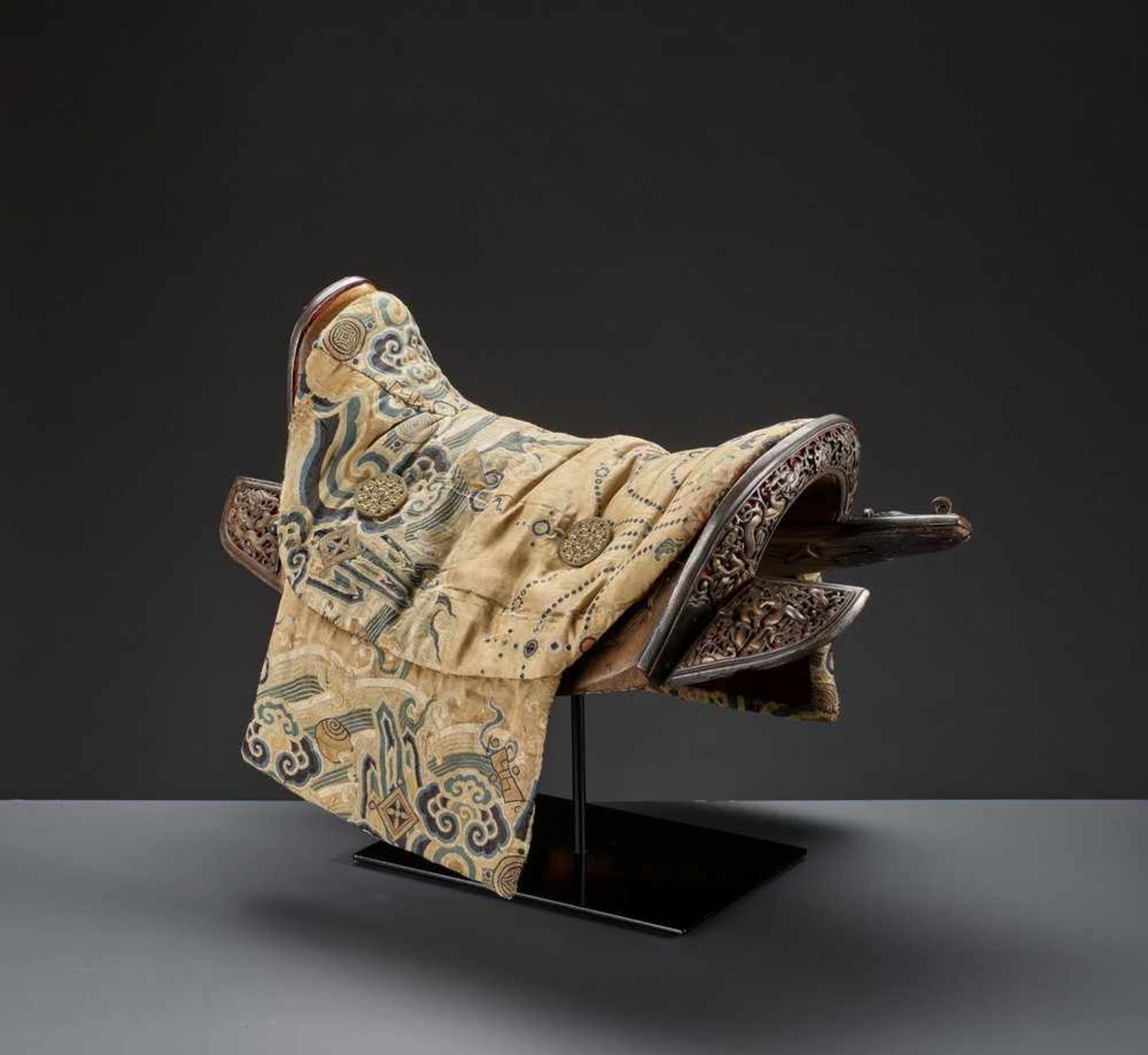 A WOOD SADDLE WITH GILT IRON FITTINGS AND SILK BROCADE COVER, 17TH-18TH CENTURY Sino-Tibetan, late - Image 12 of 18