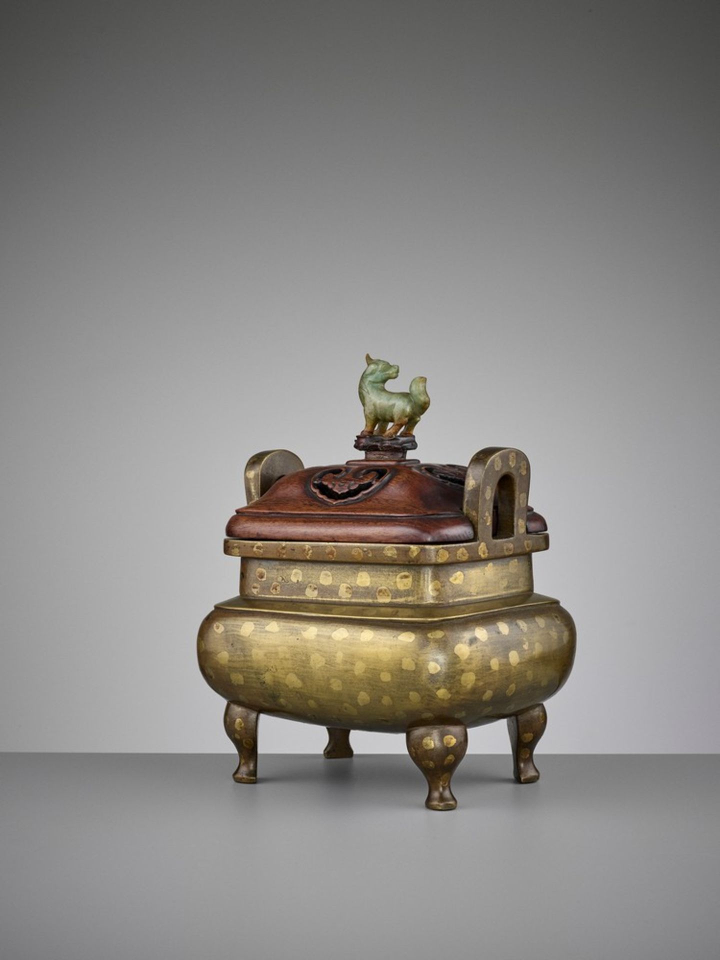 A GOLD-SPLASHED BRONZE CENSER WITH HARDWOOD COVER AND BASE, 17TH CENTURY - Image 12 of 13