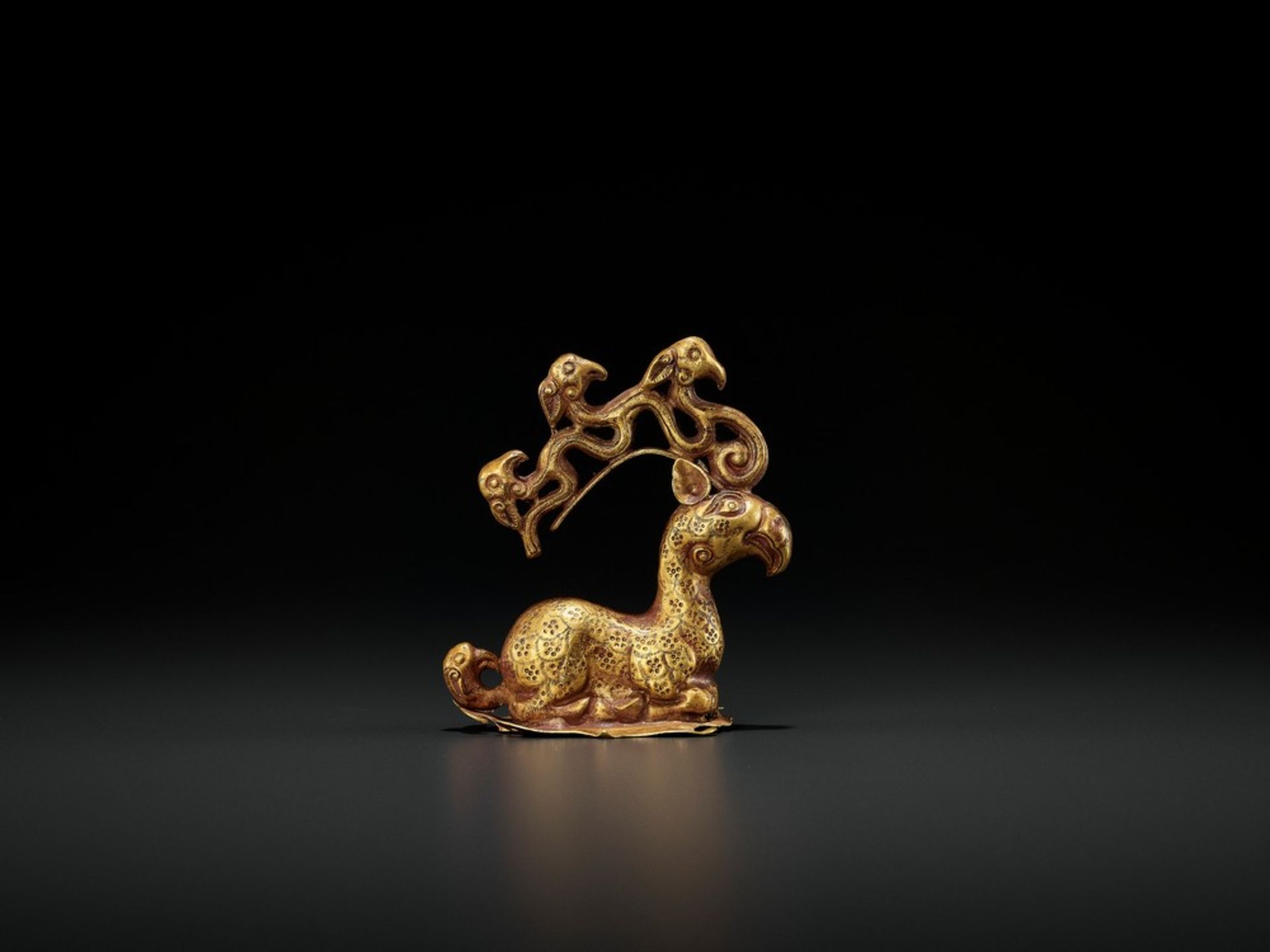 A GOLD ‘STAG-BIRD’ NOMAD CHIEF CAP CREST, NORTHWESTERN CHINA, LATE 3RD CENTURY BC <br - Image 9 of 24