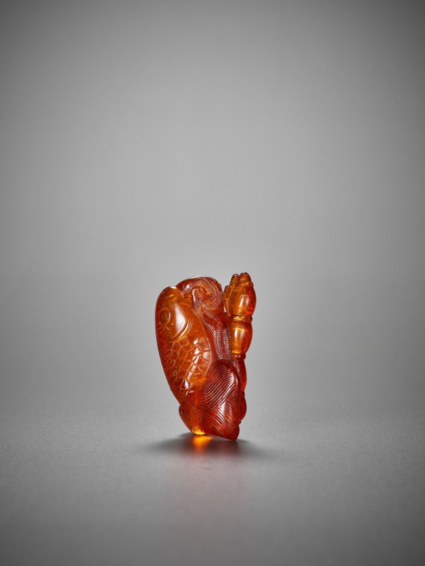 AN AMBER ‘CARP’ PENDANT, QING <br - Bild 3 aus 10