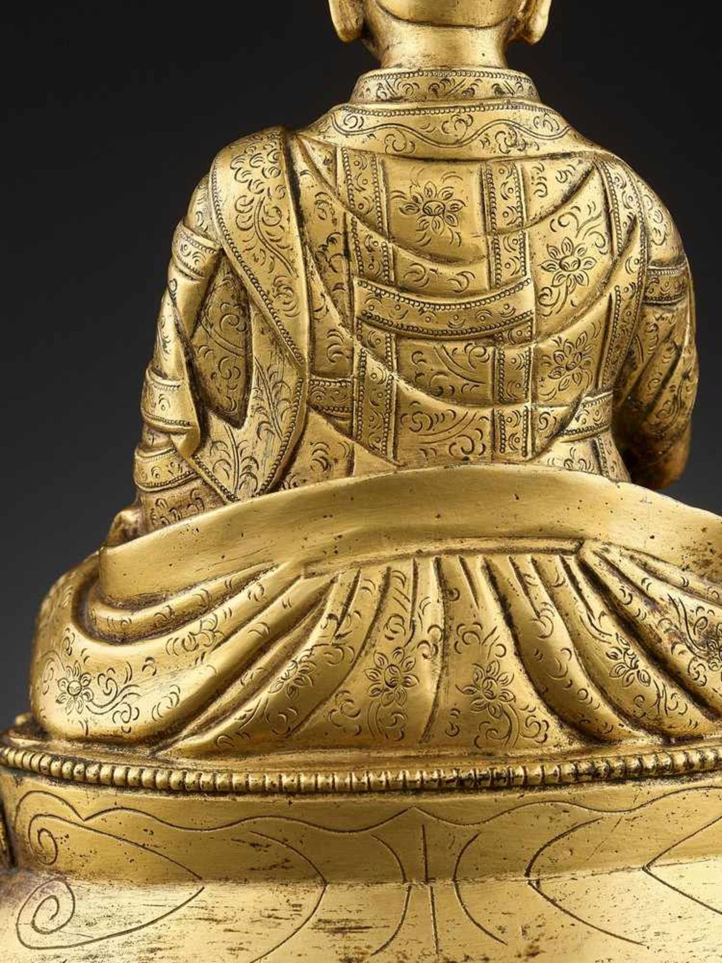 A GILT BRONZE OF THE FIFTH PANCHEN LAMA, TIBET, LATE 17TH TO EARLY 18TH CENTURY - Bild 2 aus 12