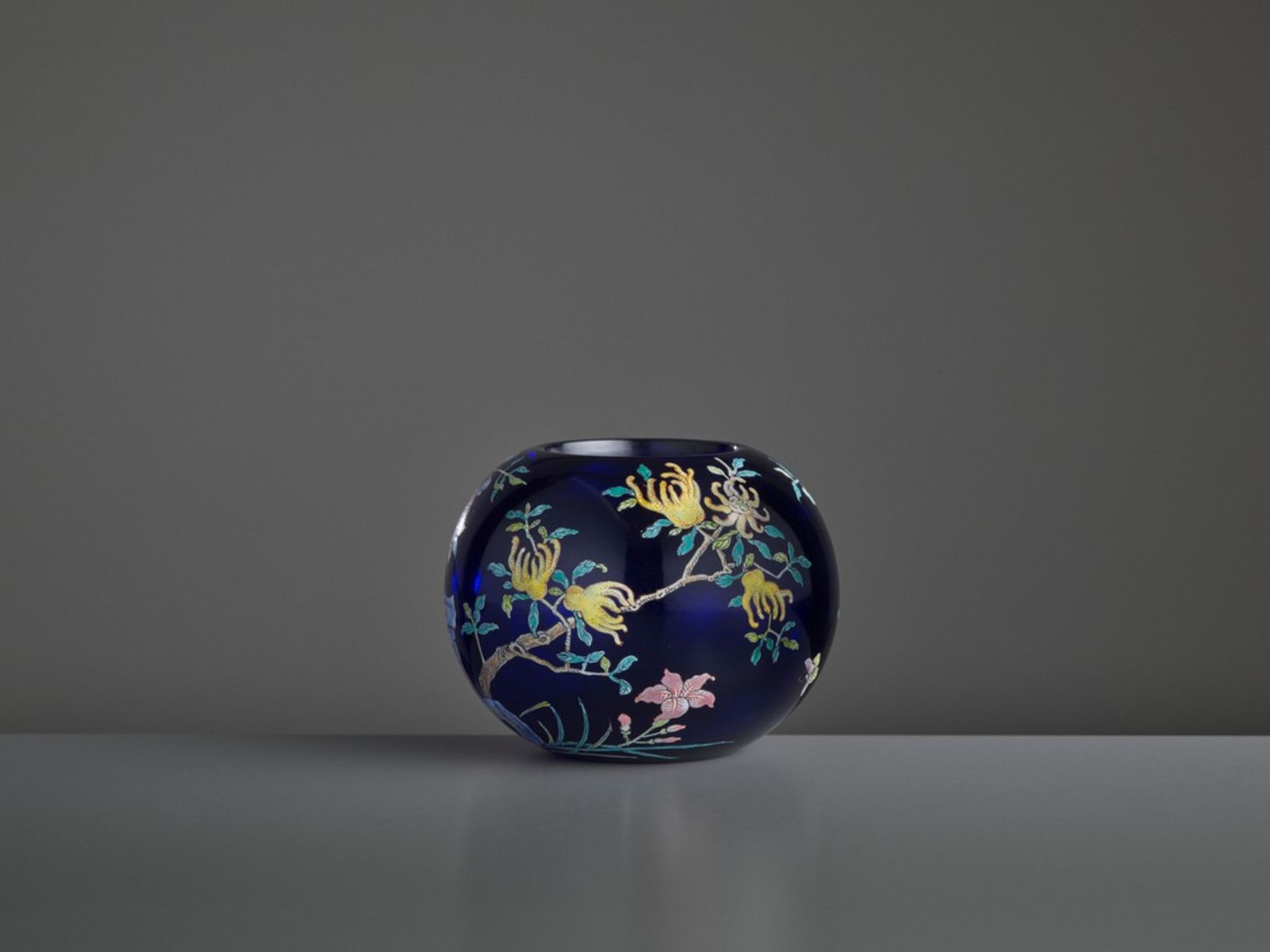 AN ENAMELED ‘FINGER CITRON’ BLUE GLASS WATER POT, PINGGUOZUN, QIANLONG <br